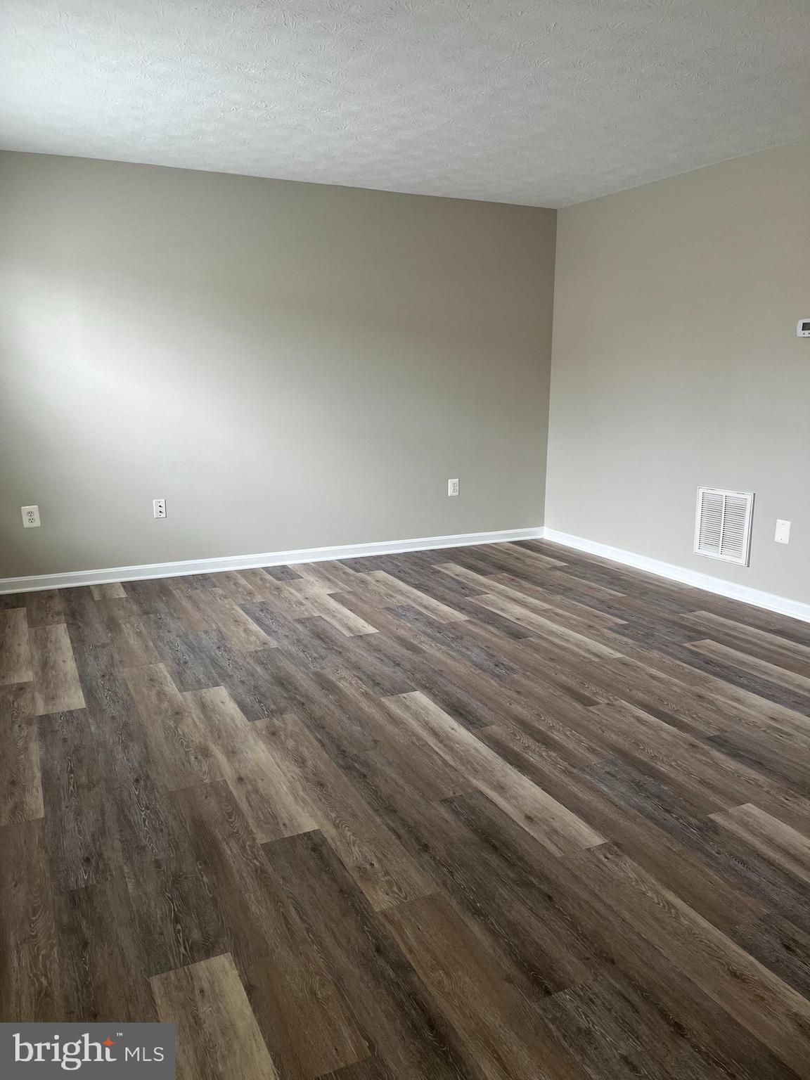 LAKEVIEW TOWNHOUSES - Residential Lease