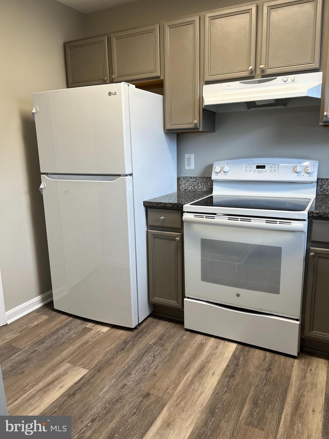 LAKEVIEW TOWNHOUSES - Residential Lease