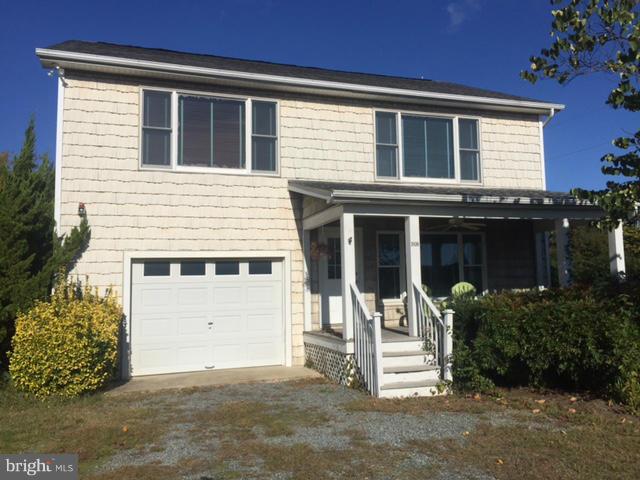 FULLY FURNISHED HOME W/ 1 CAR GARAGE ON THE WATER WITH VIEWS OF ISLAND CREEK & PATUXENT RIVER. WALKIING DISTANCE TO MARINA, RESTAURANT, CONVENIENT STORE. TASTEFUL DECOR AND LOVELY LOCATION. BOAT SLIP AVAILABLE BY LEASE.