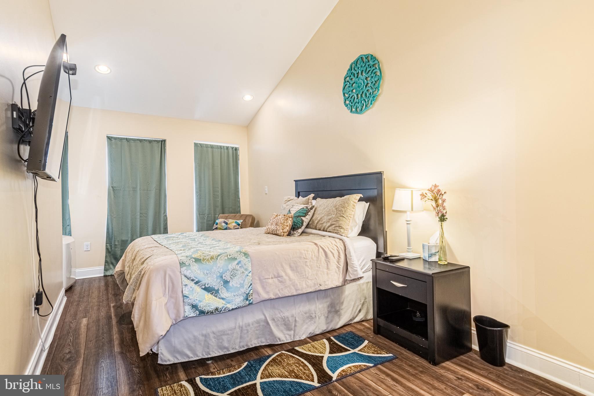 HOLLINS MARKET - Residential