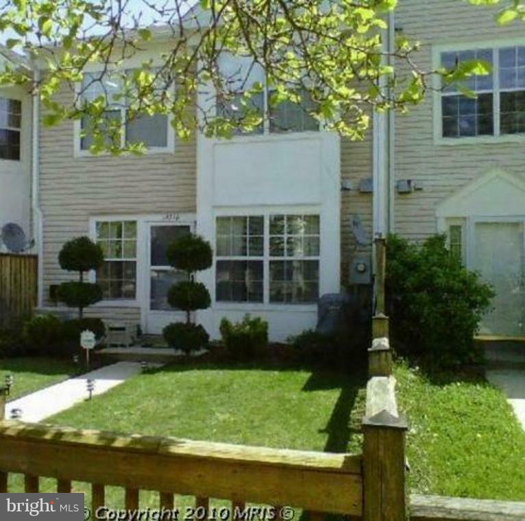 Awesome Townhome W/Upgrades Galore And Clean As A Whistle.  Updated Kitchen W/SS Appliances/Cabinets/Flooring/Carpet And Updated Bathrooms. Beautifully Landscaped And Fenced Front Yard. I Doubt This One Will Last Long So Better Hurry!
