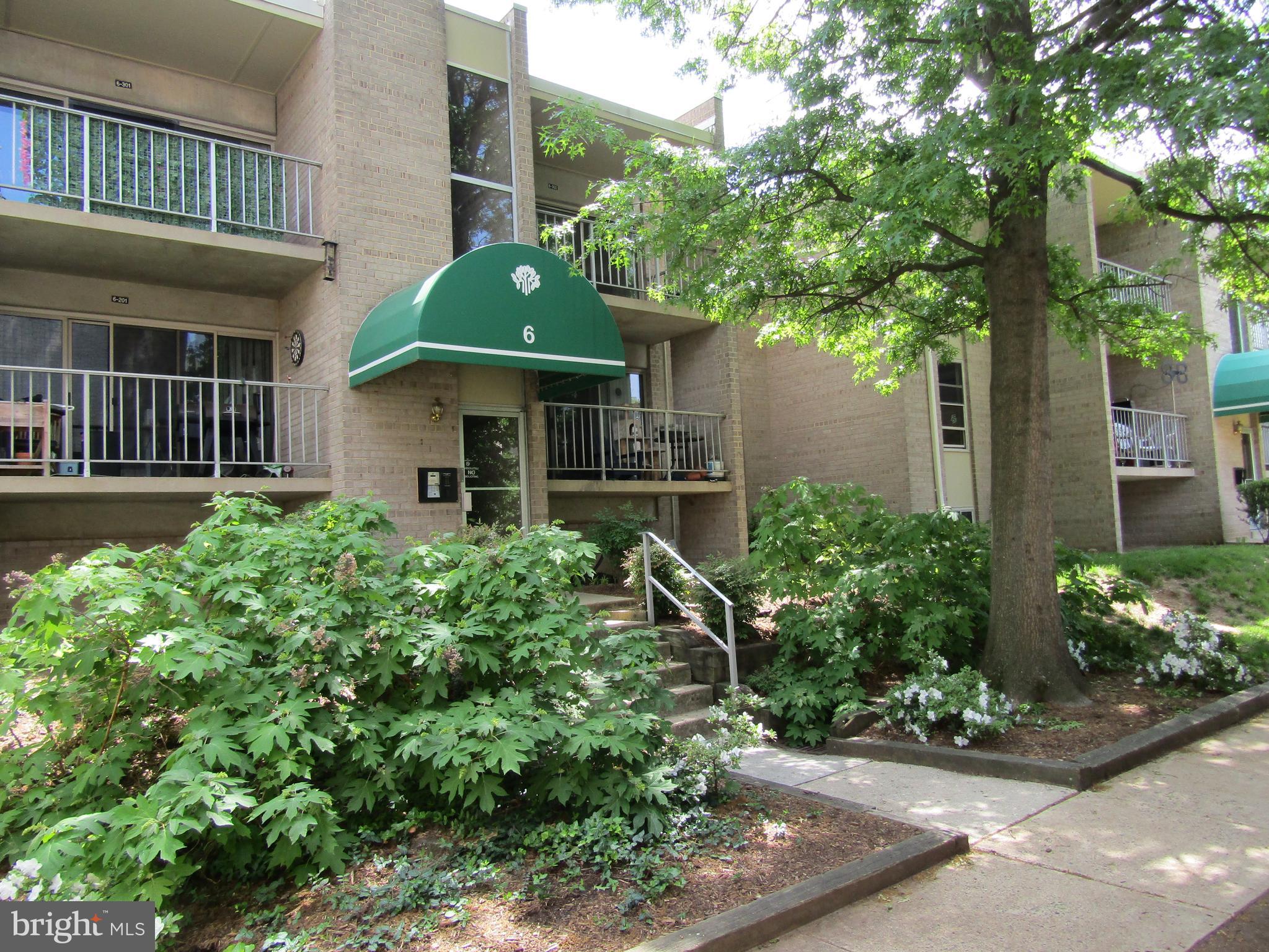 2 BR 1 BA condo on third  floor with new gas cooking range/dishwasher, close to everything - Metro, Old Town, I395, shopping & dining.Great balcony overlooking treed common area, separate dining room and large windows creating a bright & airy feel. Extra storage in the building. Community pool. Condo fee includes all utilities.
Please DO NOT USE RENT SPREE FIRST,    BUT  fill up NVAR rental application with copies of photo ID's and two months' most recent pay stubs.

CRACKED WINDOW GLASS REPLACEMENT ON ORDER.

Any questions please call the listing agent.