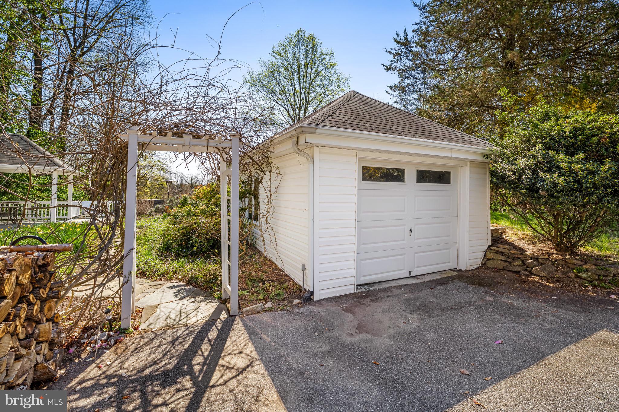 QUAKER HILLS - Residential