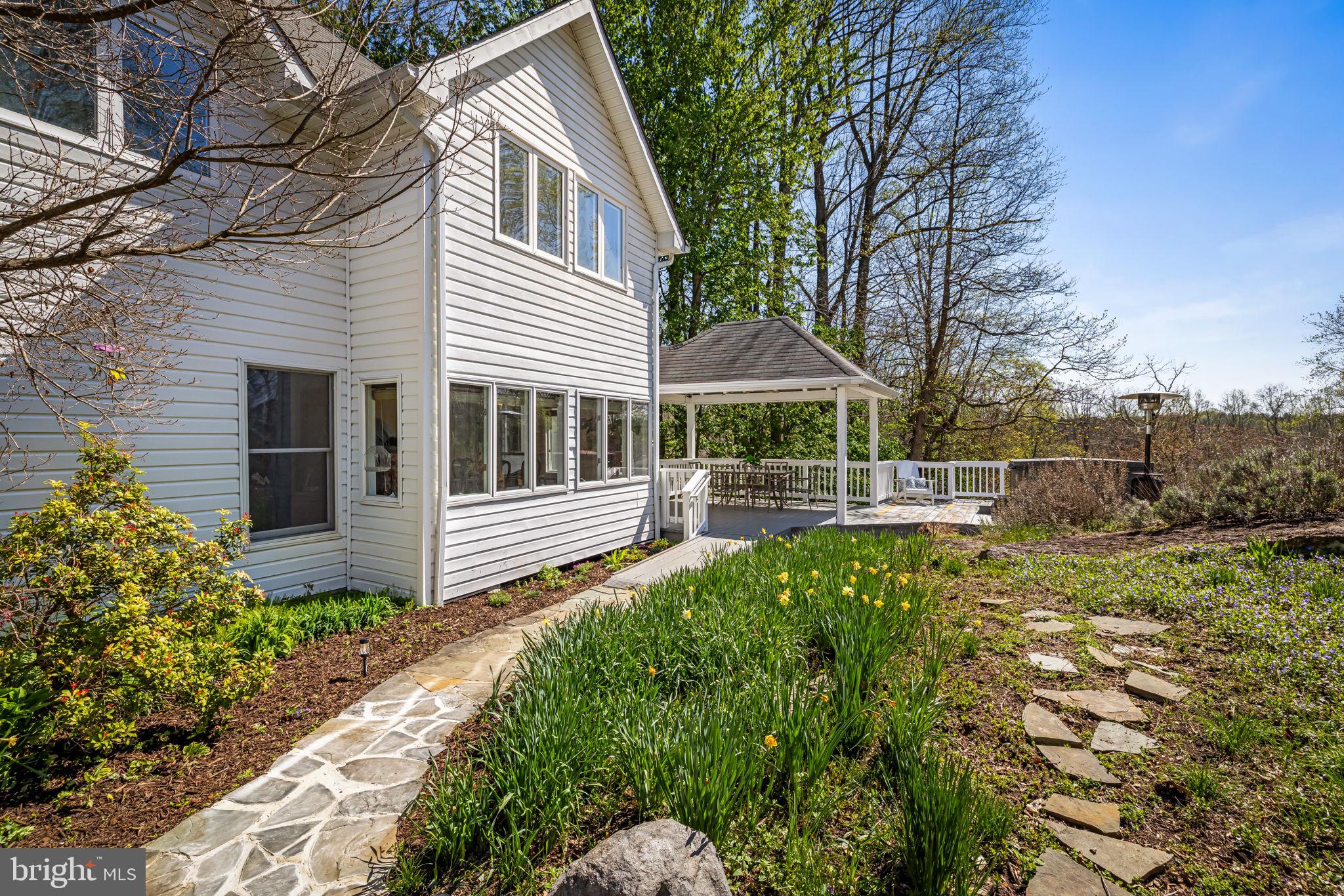 QUAKER HILLS - Residential