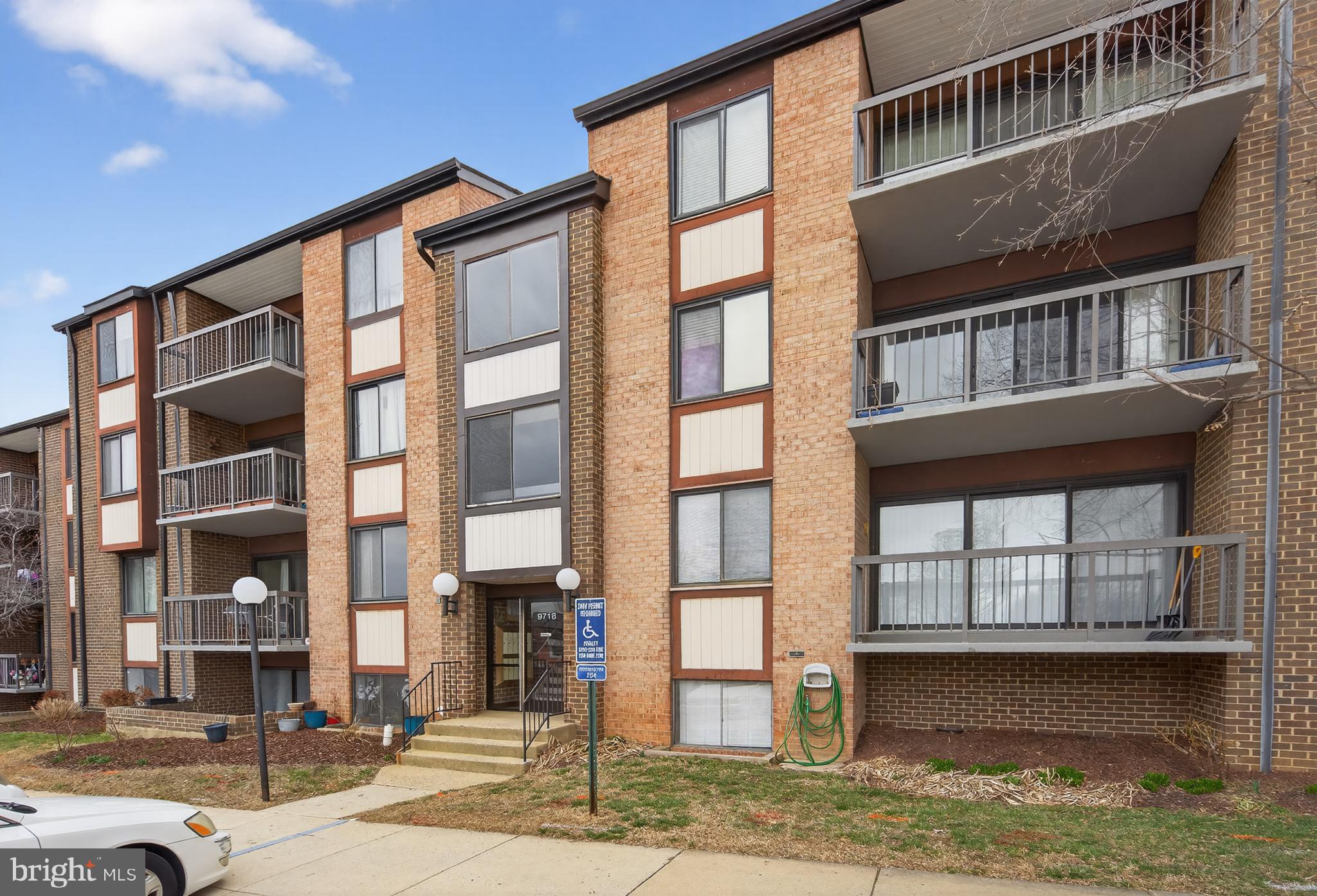 WOW! FABULOUS MOVE-IN READY HOME FOR 1ST TIME HOME BUYER, INVESTOR, AND IF YOU ARE UPGRADING. GREAT LOCATION WITH NICE FLOOR PLAN, BRIGHT & SPACIOUS, PLUS A LOVELY INVITING BALCONY OVERLOOKING THE COURTYARD & POOL AREA! PRISTINE CONDITION WITH FRESHLY PAINT, ALL READY FOR A NEW OWNER! LAUNDRY ROOM W/FULL SIZE WASHER & DRYER.
CONDO FEE INCLUDES ALL UTILITIES EXCEPT PLUG IN ELECTRIC & LIGHTS. GREAT LOCATION FOR A
METRO COMMUTER!