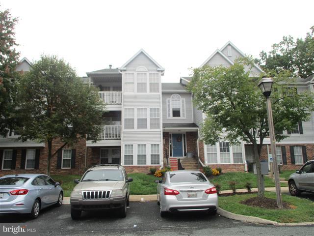 Spacious Condo on 2nd level offers 2 bedrooms and 2 full baths. Sun filled dining room with sliders to private balcony that overlooks trees. Full size washer . Bedrooms have generous closet space. Galley kitchen has lots of cabinet space and breakfast bar. Close to shopping & restaurants . Easy access to 95. Agents view docs & general remarks for contract details.OPENS TO INVESTORS 10.15