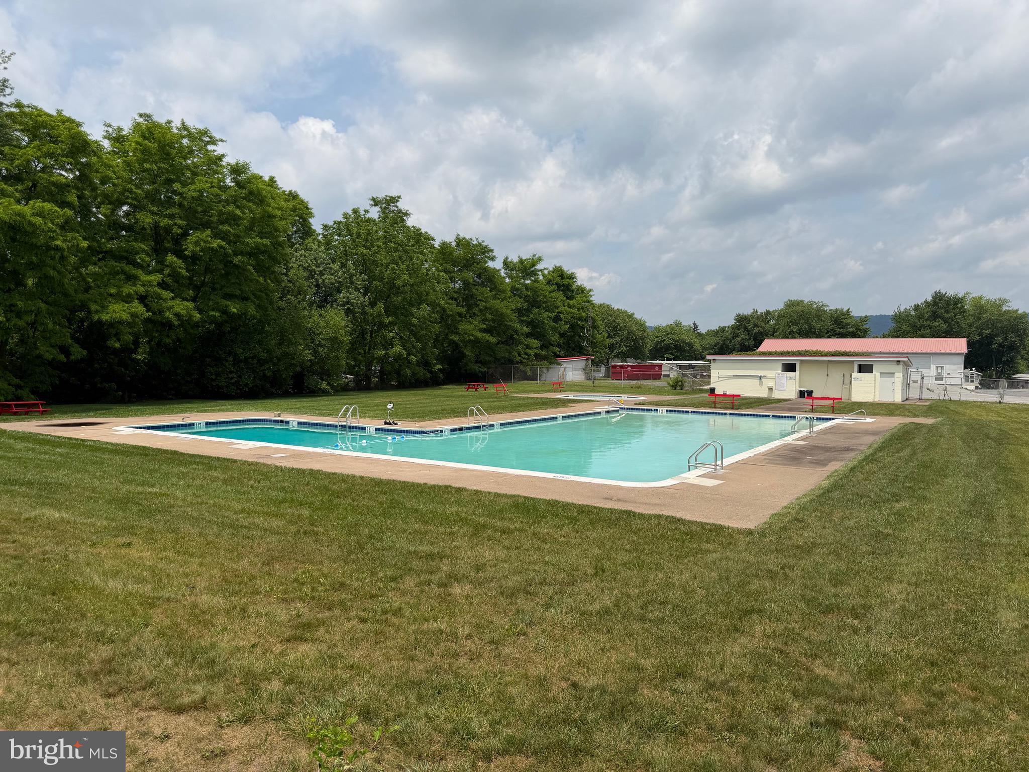 COUNTRY MANOR WEST - Residential