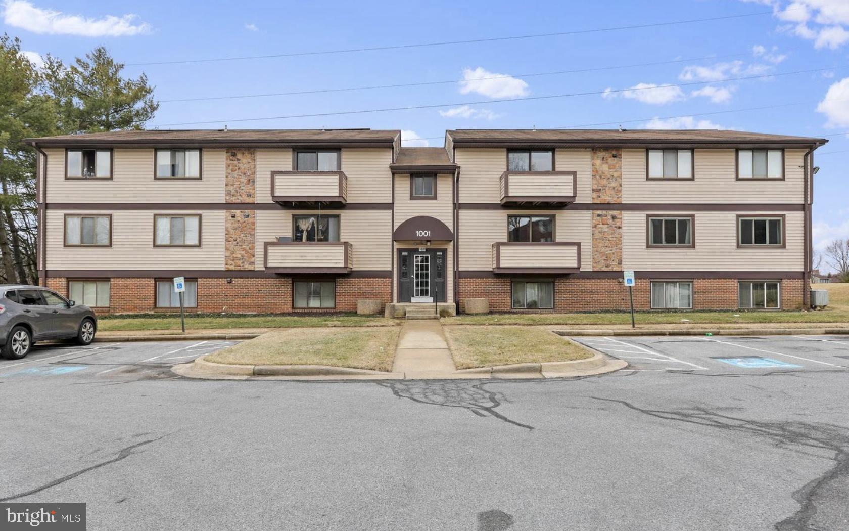 Back to market due to buyer financing.  Nice mid level condo that close to major commuter routes.  2 bedrooms and 1 full bath with 1000SF of living space.  Kitchen/dinning combo, living room walks out to balcony with open green views.  Washer/dryer in unit.