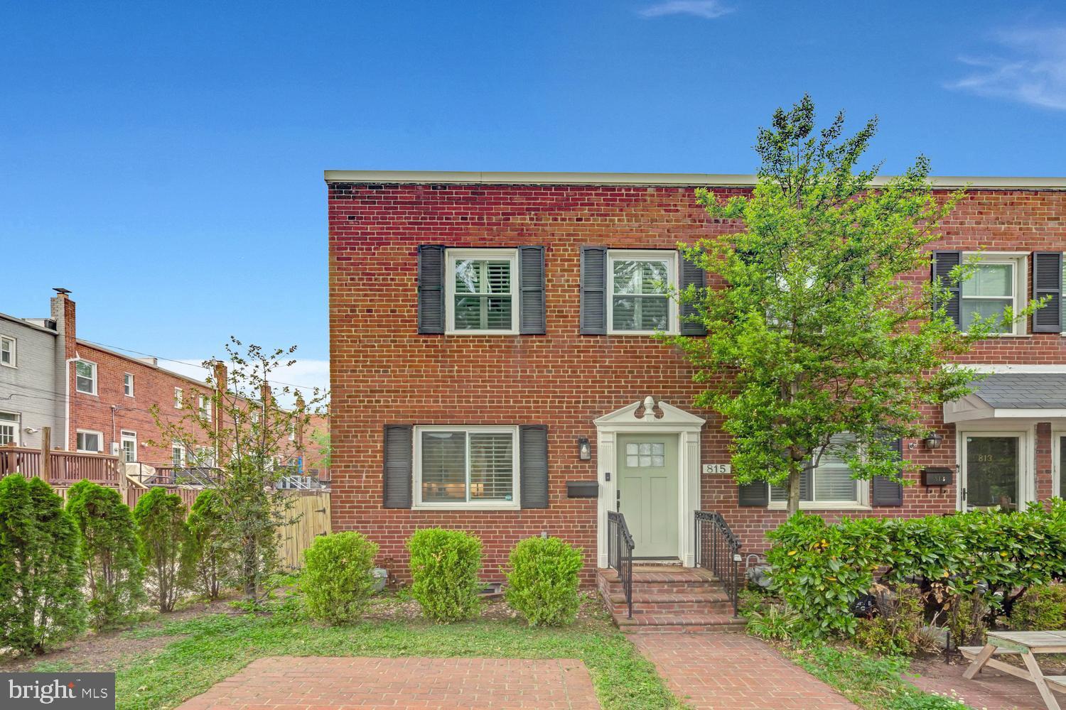 Beautifully updated home in the heart of Alexandria offering modern upgrades and thoughtful design throughout. This property features a fully renovated kitchen (2022), approved by the City of Alexandria, showcasing quality craftsmanship and contemporary finishes. Enjoy the efficiency of a tankless water heater (2022) along with updated appliances (2022), providing both comfort and peace of mind.

The interior offers a functional layout with bright living spaces, well-sized bedrooms, and updated bathrooms, ideal for everyday living and entertaining. Recent improvements enhance both style and livability, making this home truly move-in ready.

Conveniently located near shops, dining, parks, and major commuter routes, this home combines modern upgrades with a prime Alexandria location.

_______________________________________

Hermosa propiedad completamente actualizada en el corazón de Alexandria, que combina mejoras modernas con un diseño funcional. La vivienda cuenta con una cocina totalmente remodelada en 2022, aprobada por la Ciudad de Alexandria, con acabados contemporáneos y excelente calidad de construcción. Disfrute de la eficiencia de un calentador de agua sin tanque (2022) y electrodomésticos actualizados (2022), ofreciendo comodidad y tranquilidad.

El interior ofrece una distribución práctica con espacios luminosos, habitaciones de buen tamaño y baños renovados, ideal tanto para la vida diaria como para el entretenimiento. Las mejoras recientes elevan el estilo y la funcionalidad, haciendo de esta propiedad una opción lista para mudarse.

Ubicada convenientemente cerca de comercios, restaurantes, parques y principales vías de acceso, esta propiedad combina actualizaciones modernas con una excelente ubicación en Alexandria.