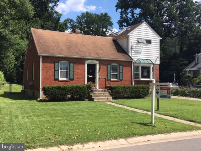 1ST FLOOR STUDY or BEDROOM WITH BUILT-INS.  BEAUTIFUL HARDWOOD FLOORS. 2 BEDROOMS UPSTAIR WITH SITTING ROOM. SKYLIGHTS IN MASTER. LOWER LEVEL BEDROOM & FAMILY ROOM, WALKOUT TO FENCED BACK YARD, HEATED/AIR CONDITIONED GARAGE/WORKSHOP. BEAUTIFUL NEIGHBORHOOD. METRO BUS JUST AROUND THE CORNER.  WHEATON METRO 1.7 MILES. FOREST GLENN METRO 2.2 MILES.