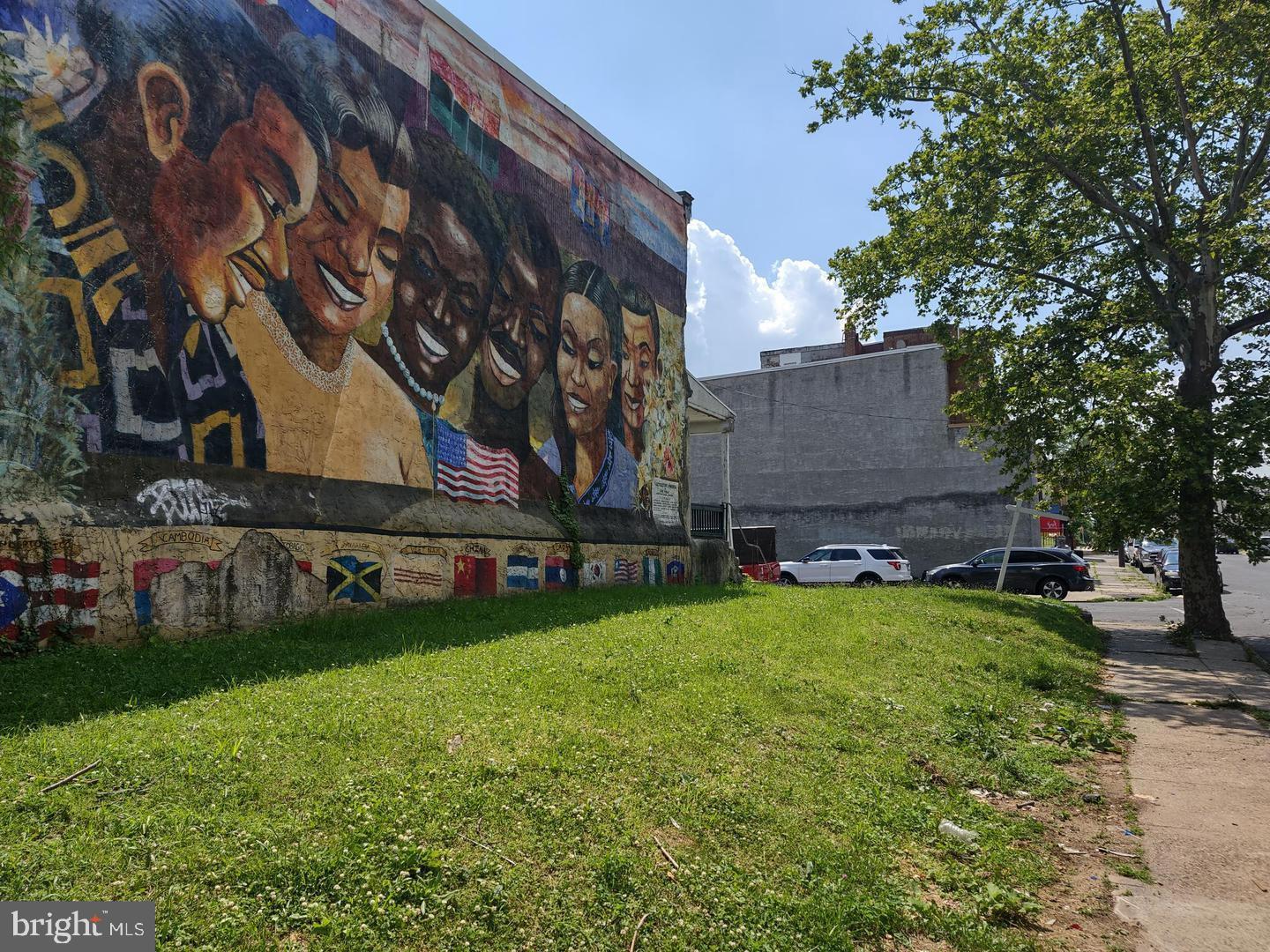 PHILADELPHIA - Land
