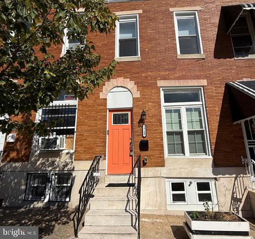 NEW PRICE!!!.....GREAT TH FULLY RENOVATED, 2BD, 2.5BA. Offers Open floor plan, Pristine Hardwood Floors, New HVAC, New Water Heater, New Windows, Master bedroom w/private bathroom, S/S Appliances , Washer & Dryer and Granite countertops. Great Backyard and plenty of storage space. Close to facilities and minutes from John Hopkins. Also, includes nearby restaurants and commuting. Call listing agent for more information.