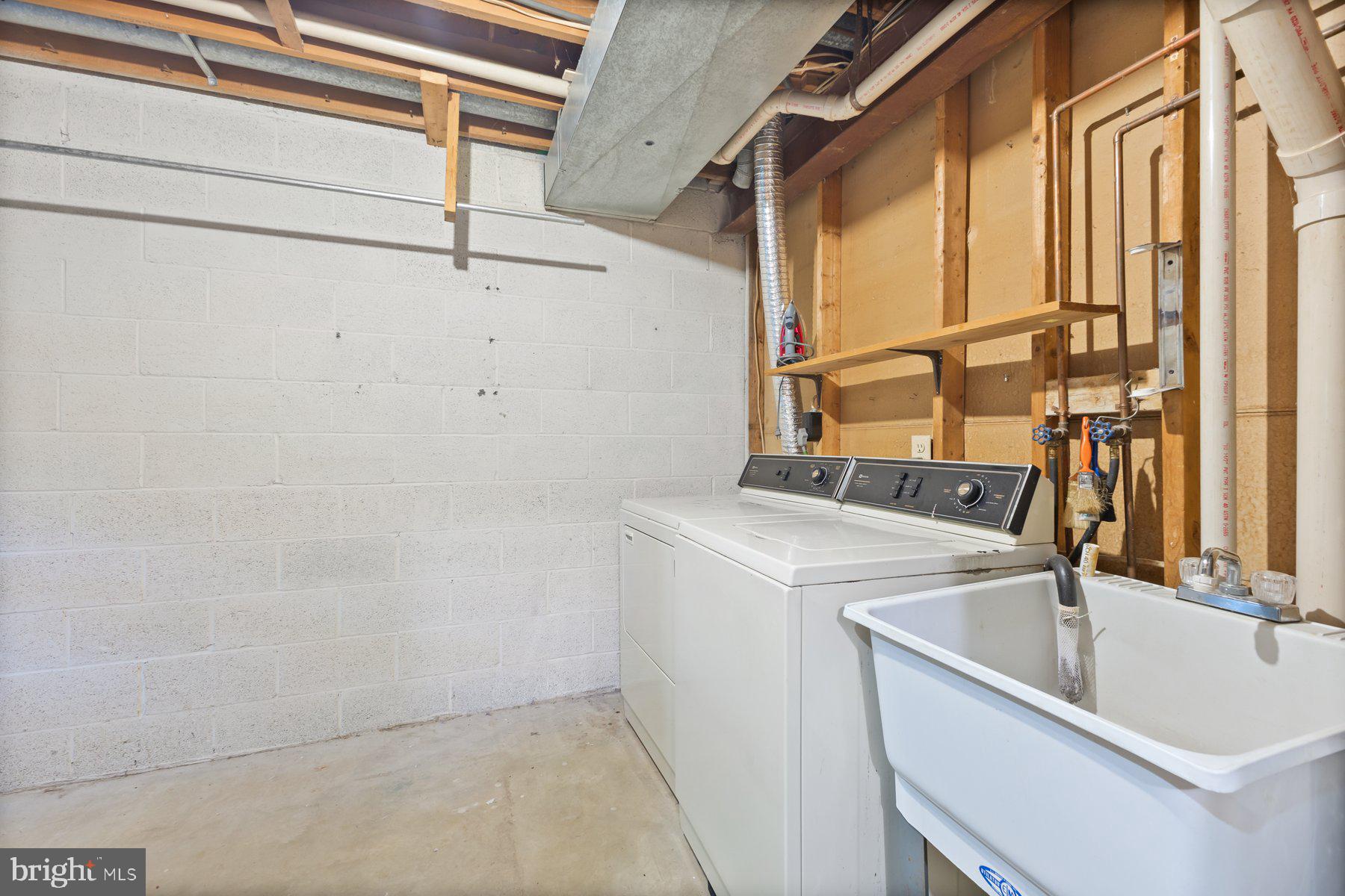 DUMONT OAKS - Residential