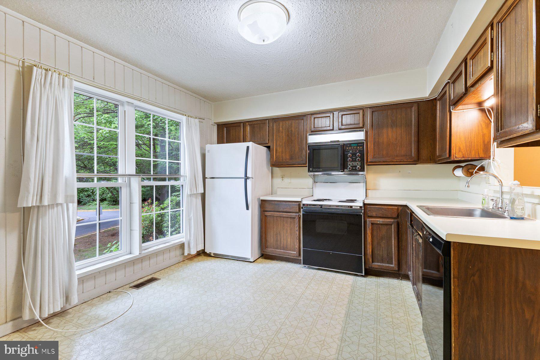 DUMONT OAKS - Residential