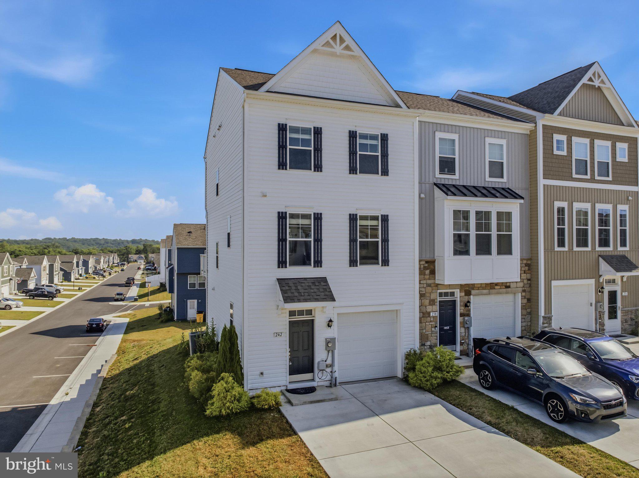 OVERLOOK AT RIVERSIDE TOWNHOMES - Residential