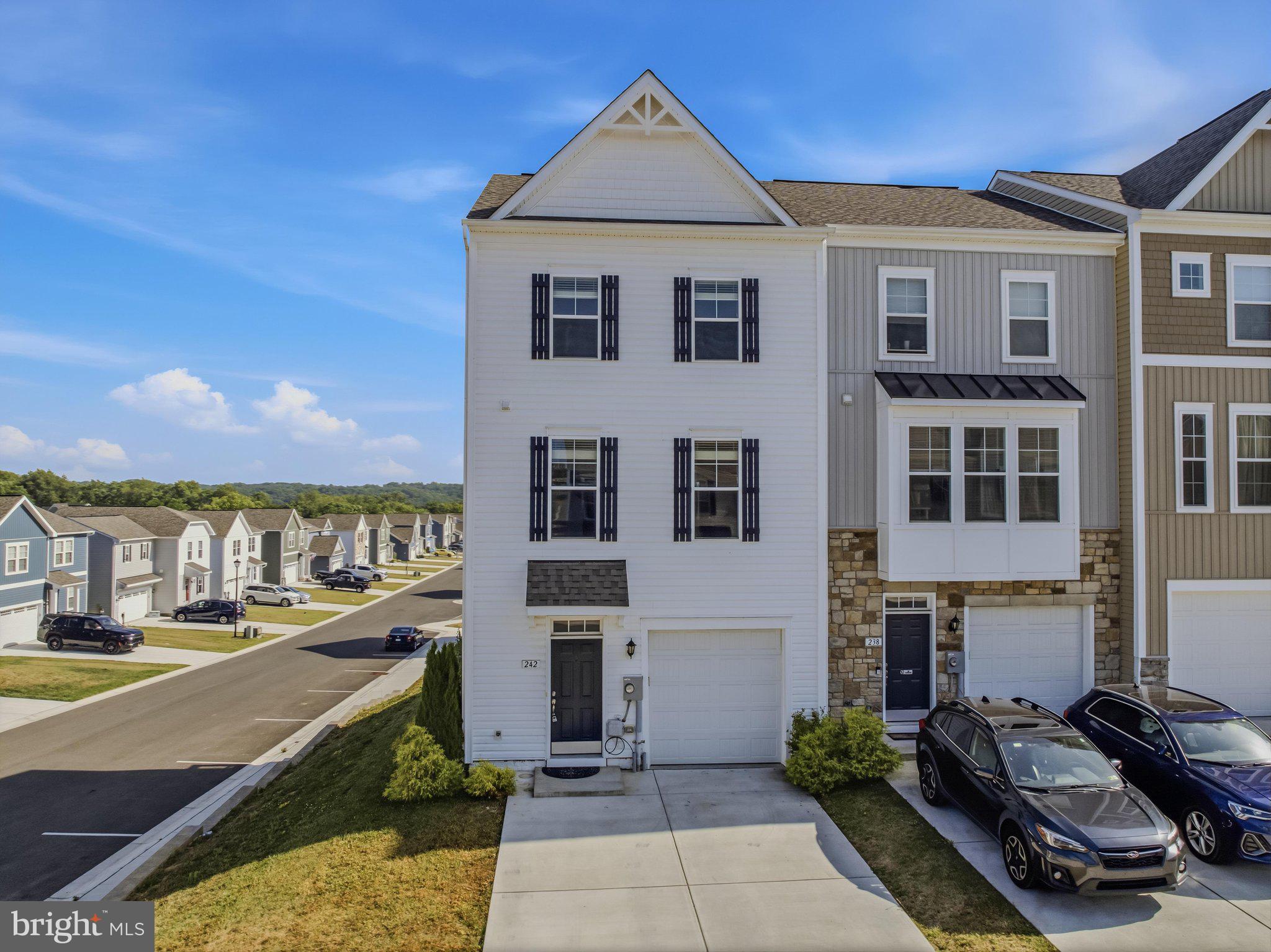 OVERLOOK AT RIVERSIDE TOWNHOMES - Residential