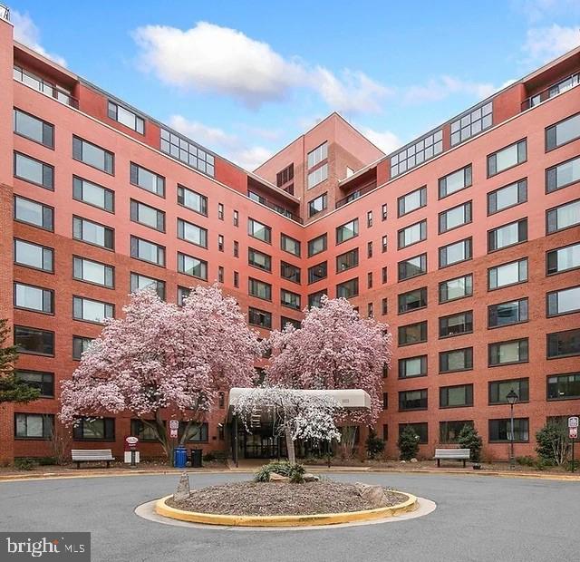 Affordable, cozy, and move in ready studio available now! Perfect for a first-time buyer, student, investor, or anyone looking for a low maintenance space. 

FEATURES:  OPEN-CONCEPT LAYOUT, KITCHEN WITH APPLIANCES, FULL BATHROOM, private SLEEPING  CHAMBER, Great natural LIGHT,  convenient LOCATION  1 1/2 BLOC KS TO ROSSLYN METRO!

Low Maintenance Living 
Priced to Sell!