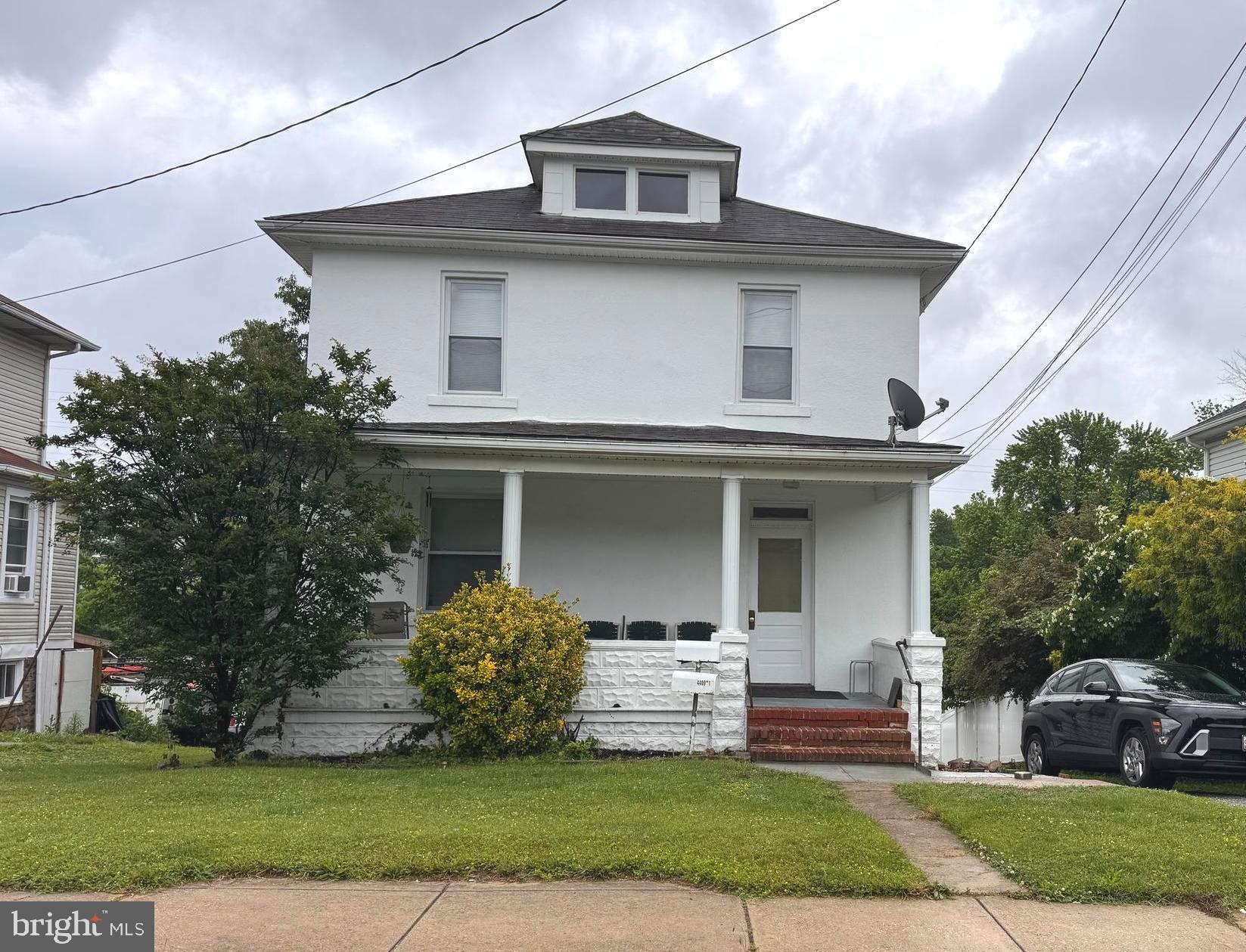 Commercial zoning BL, 2 registered rental units.  
First Floor: 1bedroom/1 bath,  2nd Floor: 2 bedrooms/1 bath  Utilities are fully separated.

All pictures are from 2nd floor only.
