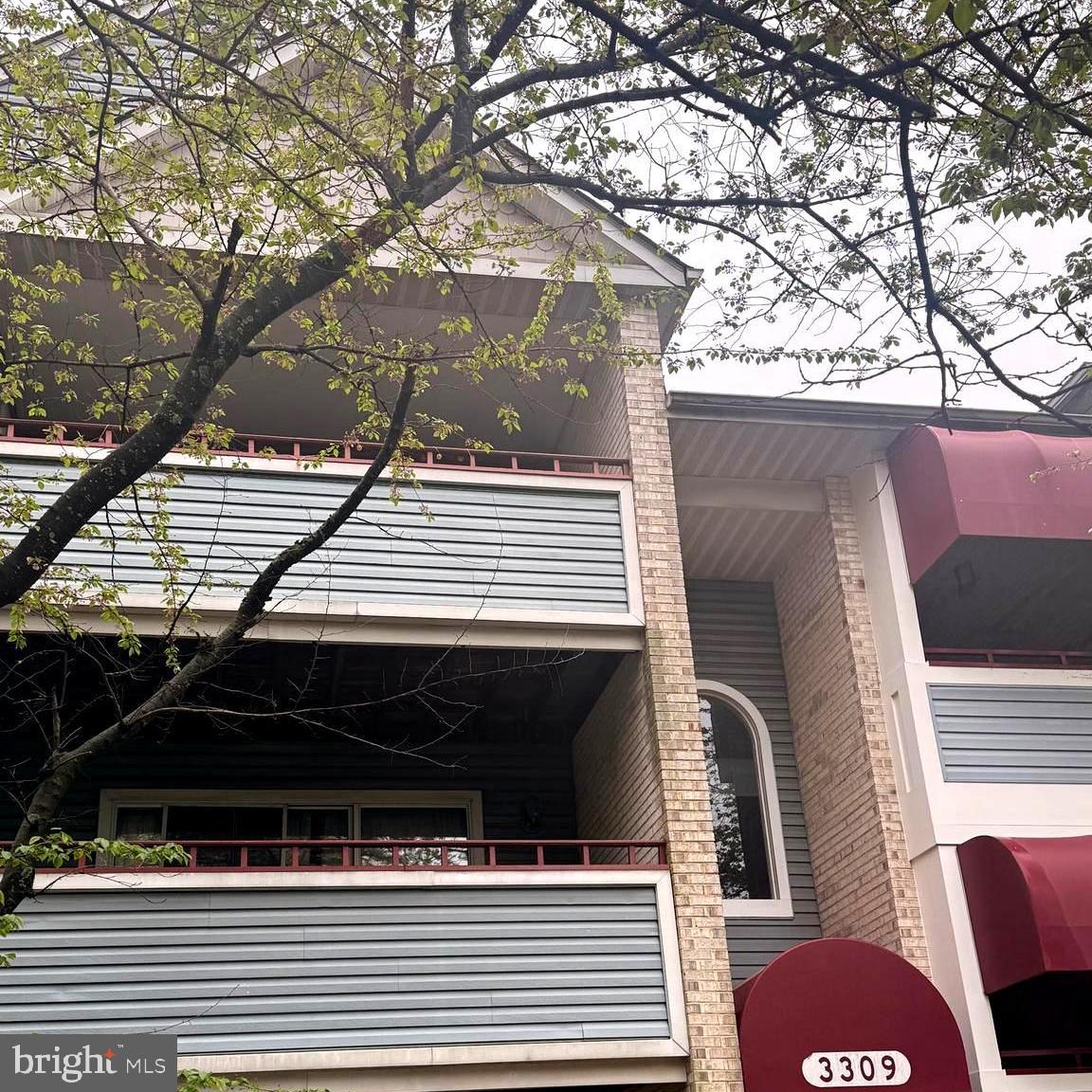 Welcome to this beautifully updated 2-bedroom, 2-bath condominium located in the desirable Vinyard condominium community.  meticulously renovated this third-floor unit has been well maintained by the owner.Please schedule showings online and leave feedback. Condo is not FHA approved.