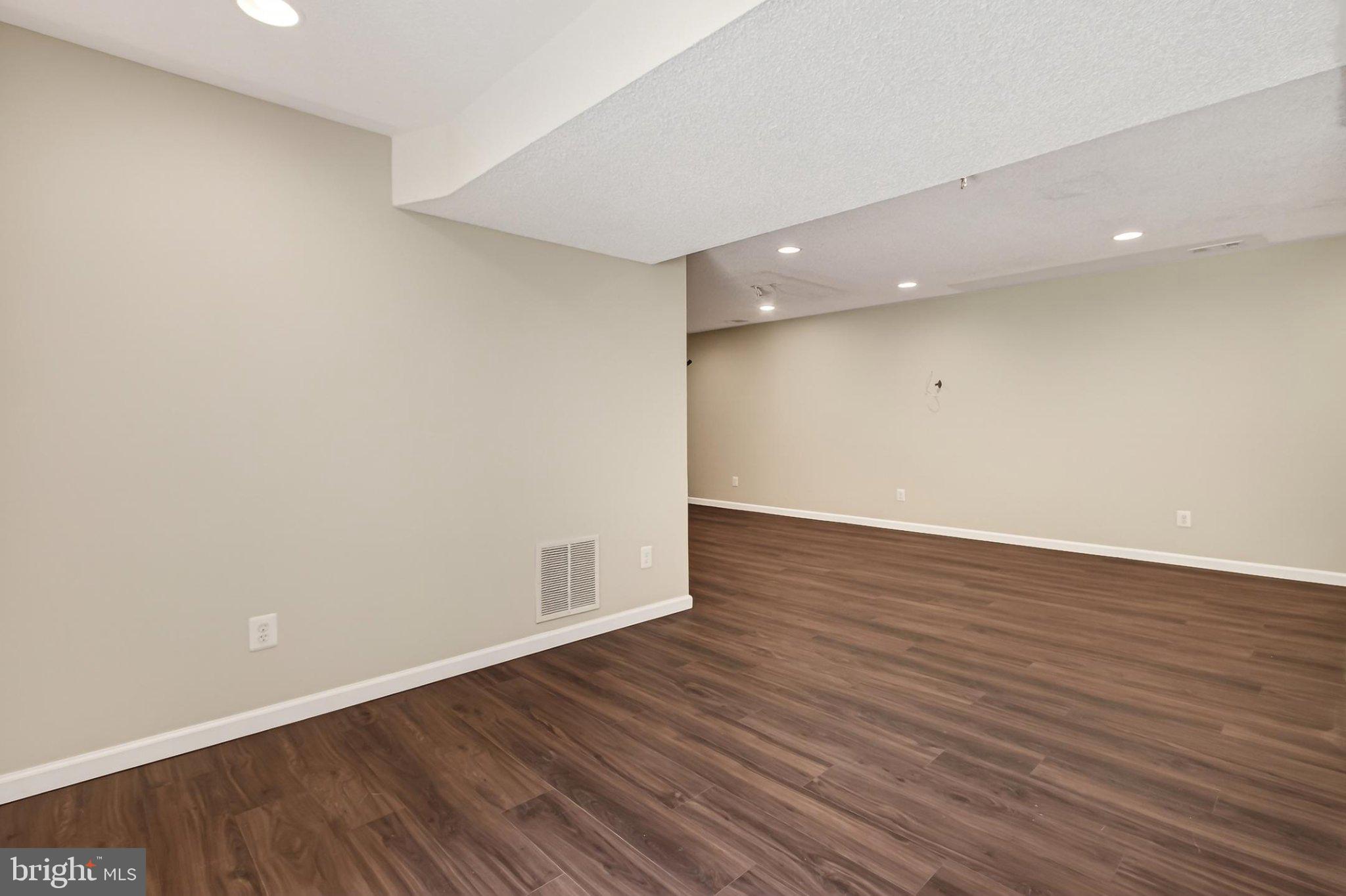 BURKE LAKE CLUSTER - Residential