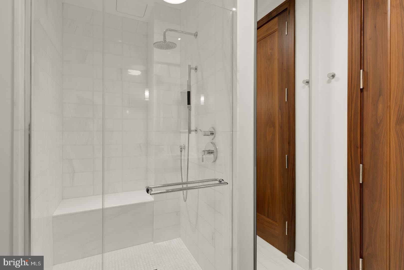 FOUR SEASONS PRIVATE RESIDENCES - Residential