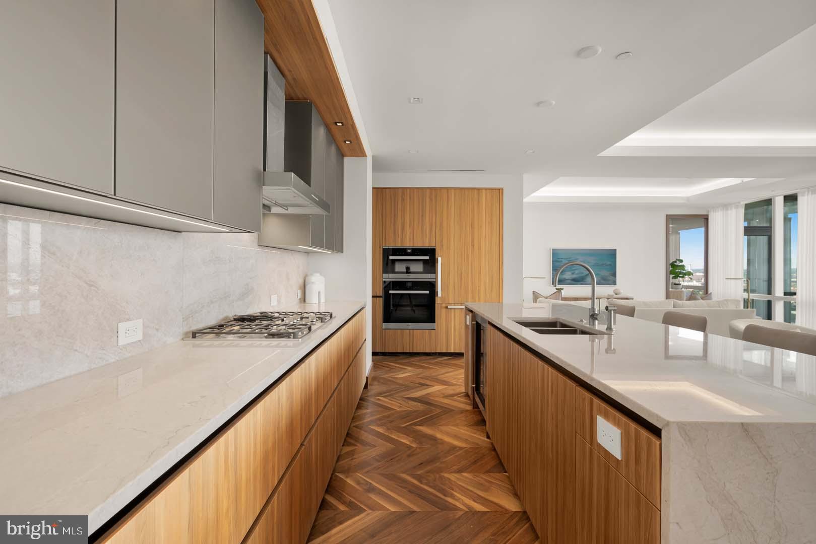 FOUR SEASONS PRIVATE RESIDENCES - Residential