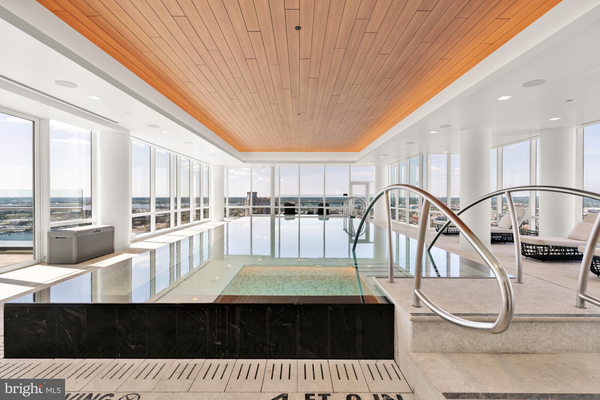 FOUR SEASONS PRIVATE RESIDENCES - Residential