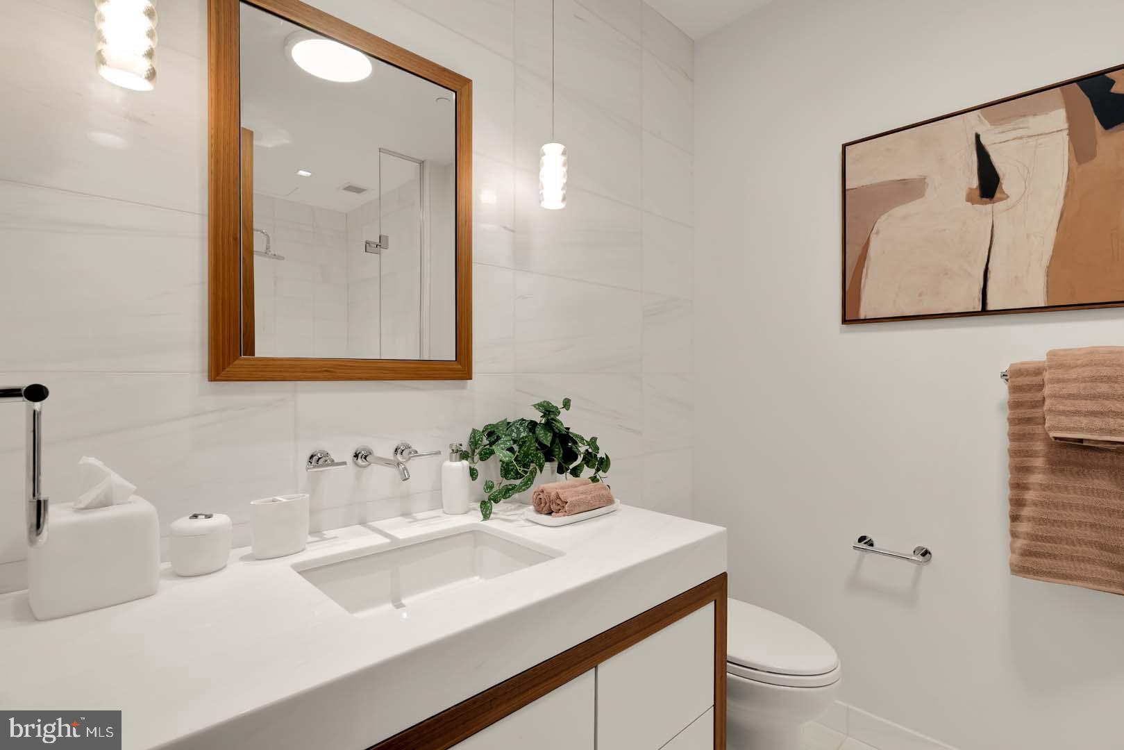 FOUR SEASONS PRIVATE RESIDENCES - Residential