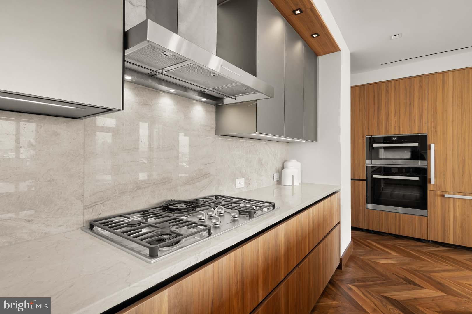 FOUR SEASONS PRIVATE RESIDENCES - Residential