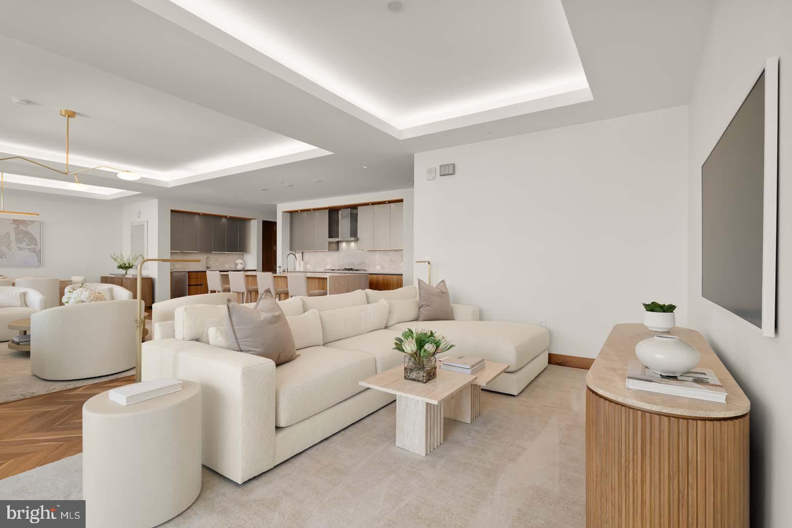 FOUR SEASONS PRIVATE RESIDENCES - Residential