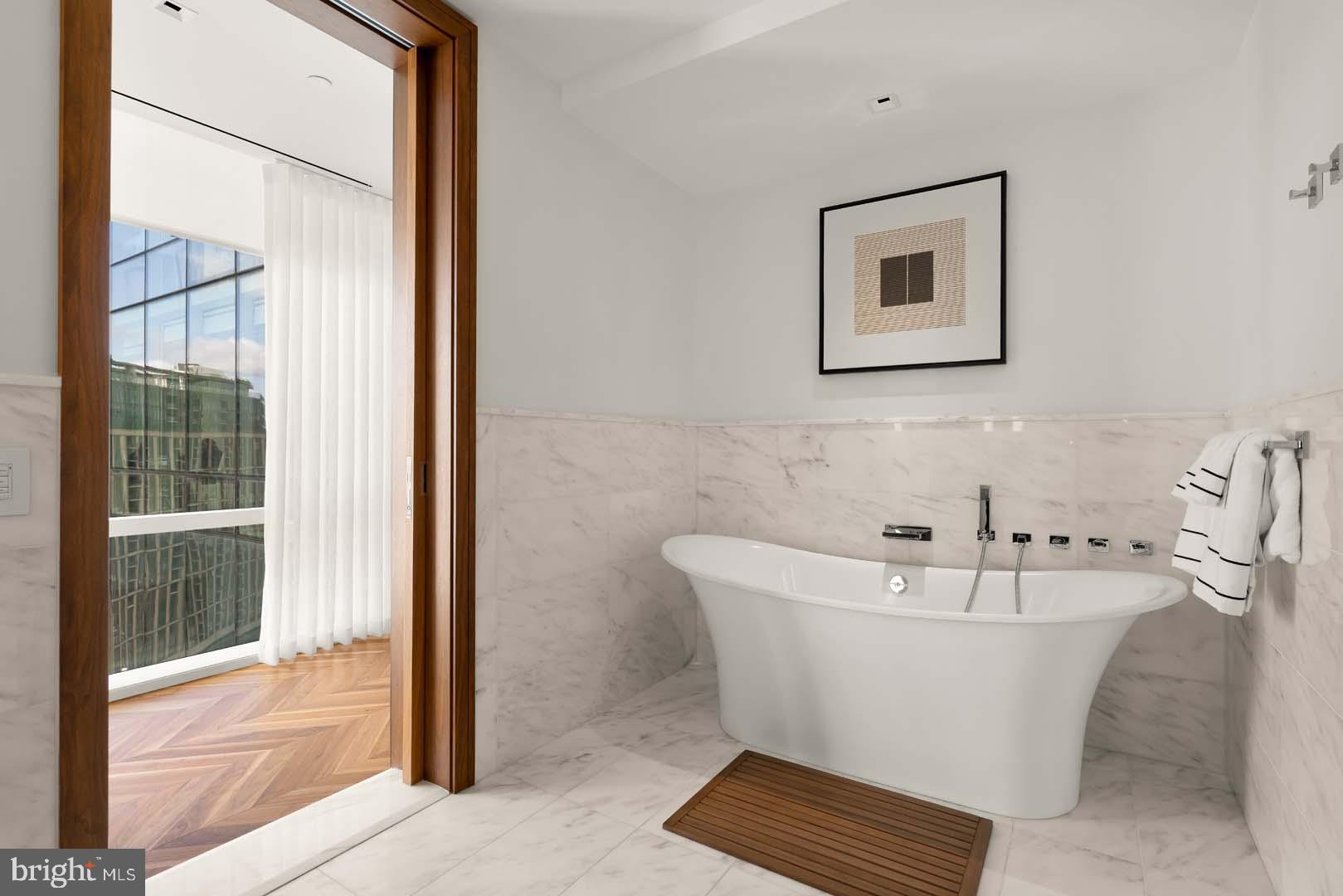 FOUR SEASONS PRIVATE RESIDENCES - Residential
