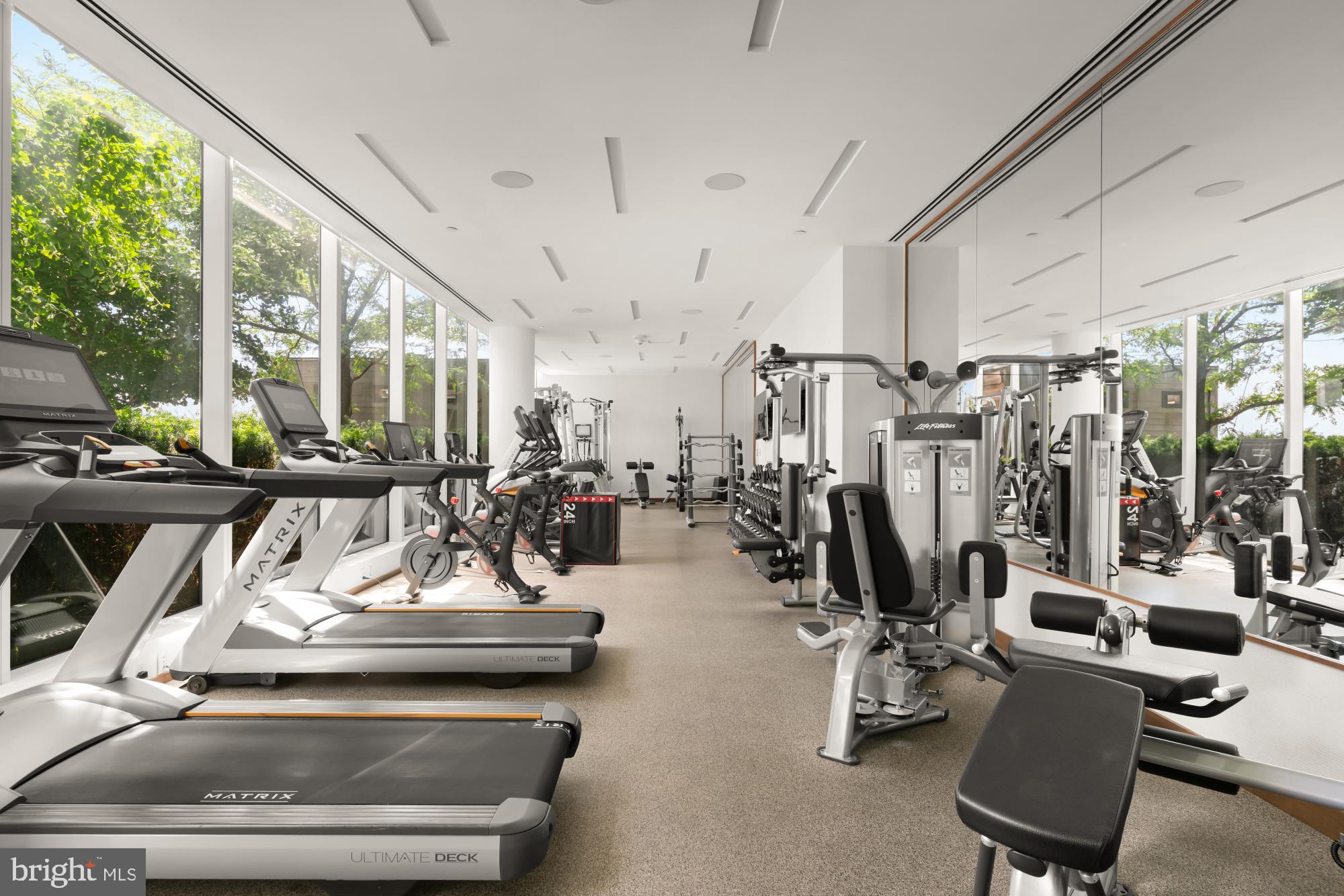 FOUR SEASONS PRIVATE RESIDENCES - Residential