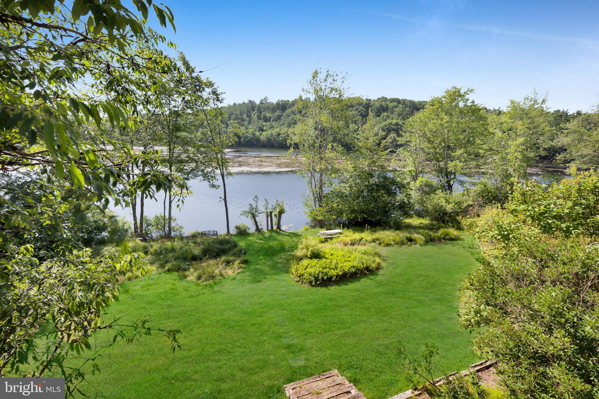BLUE MOUNTAIN LAKE - Residential