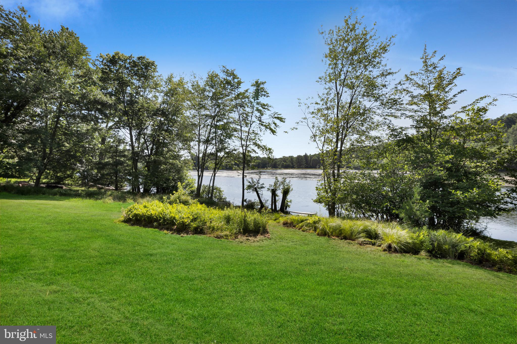 BLUE MOUNTAIN LAKE - Residential