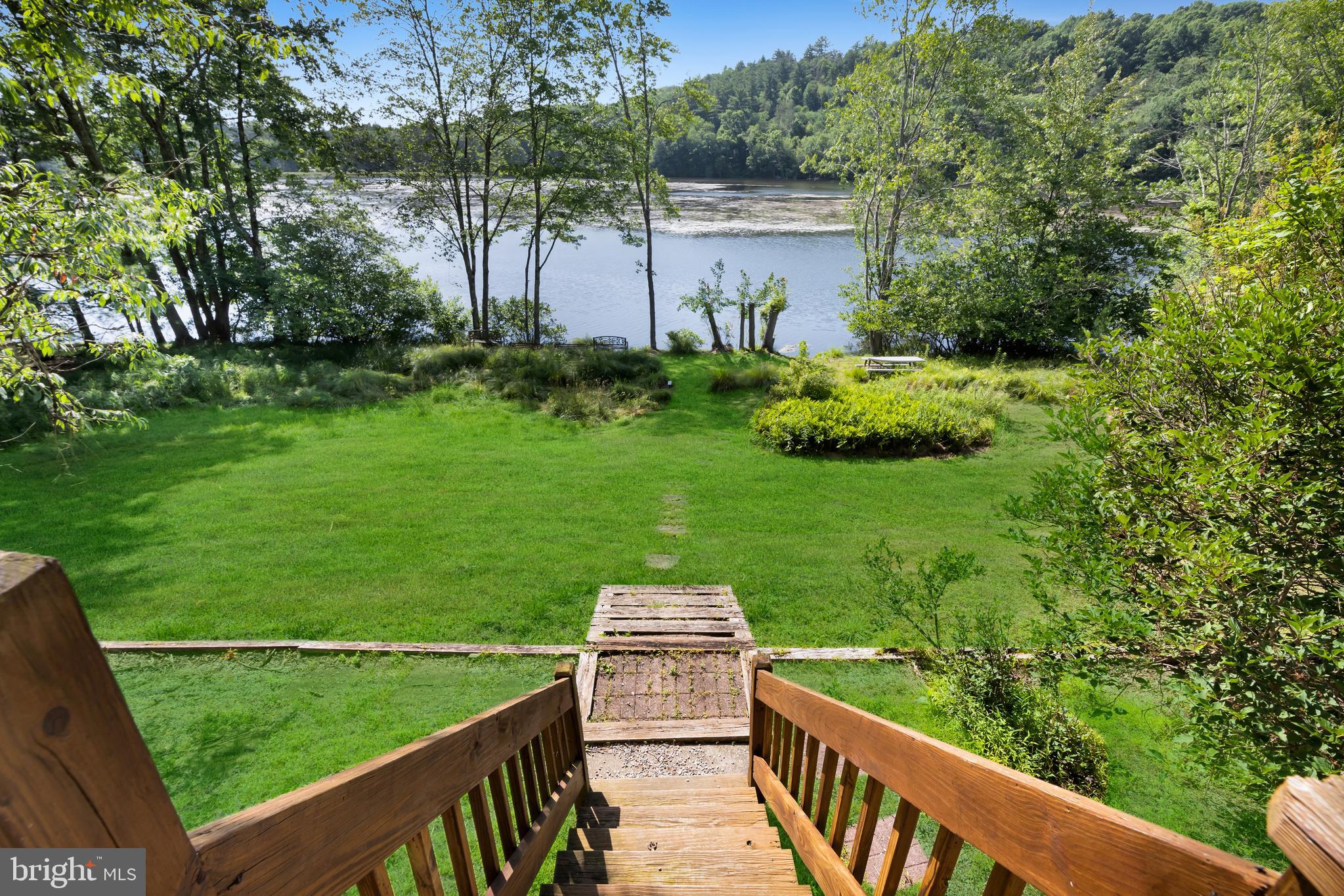 BLUE MOUNTAIN LAKE - Residential