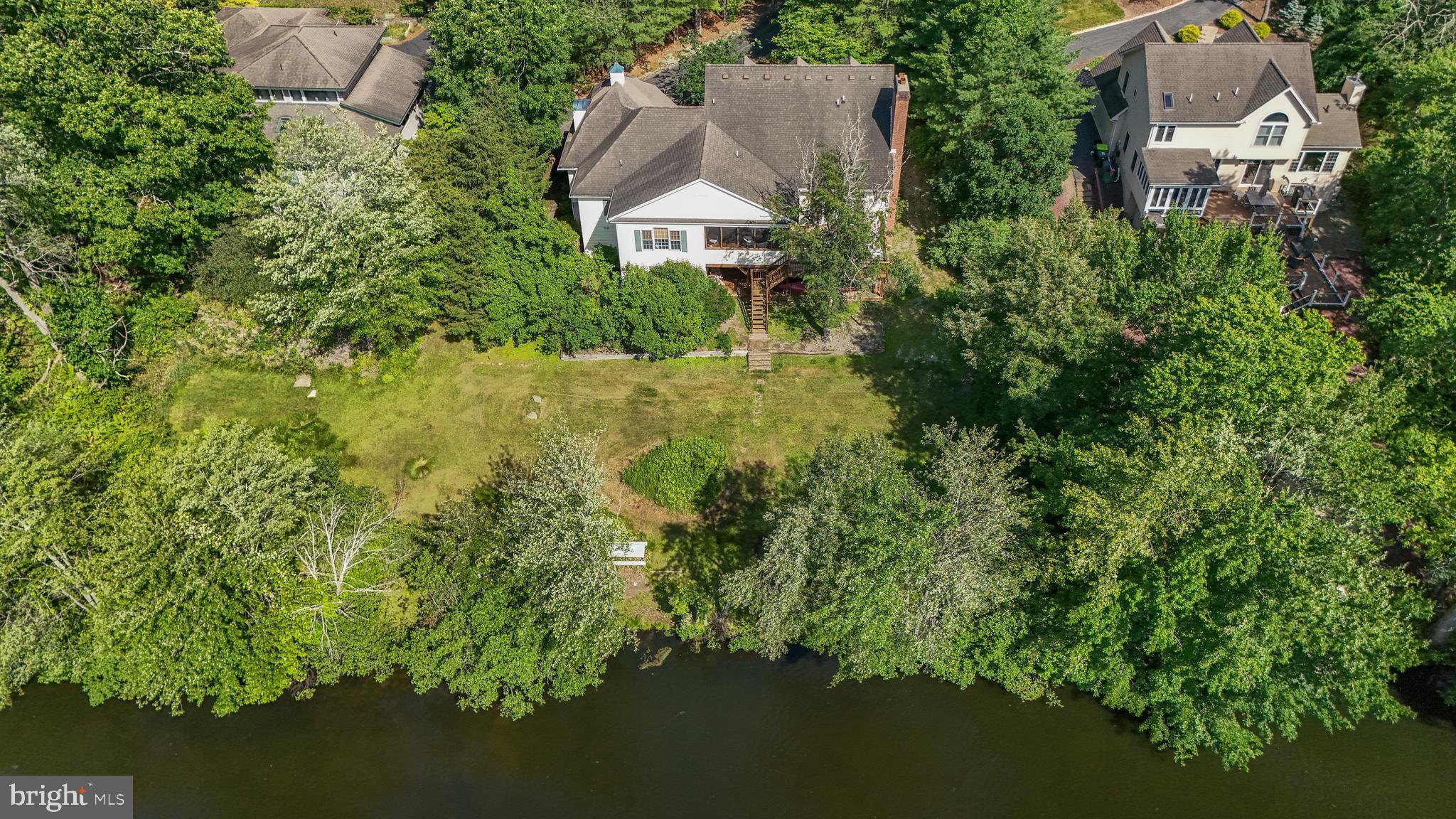 BLUE MOUNTAIN LAKE - Residential