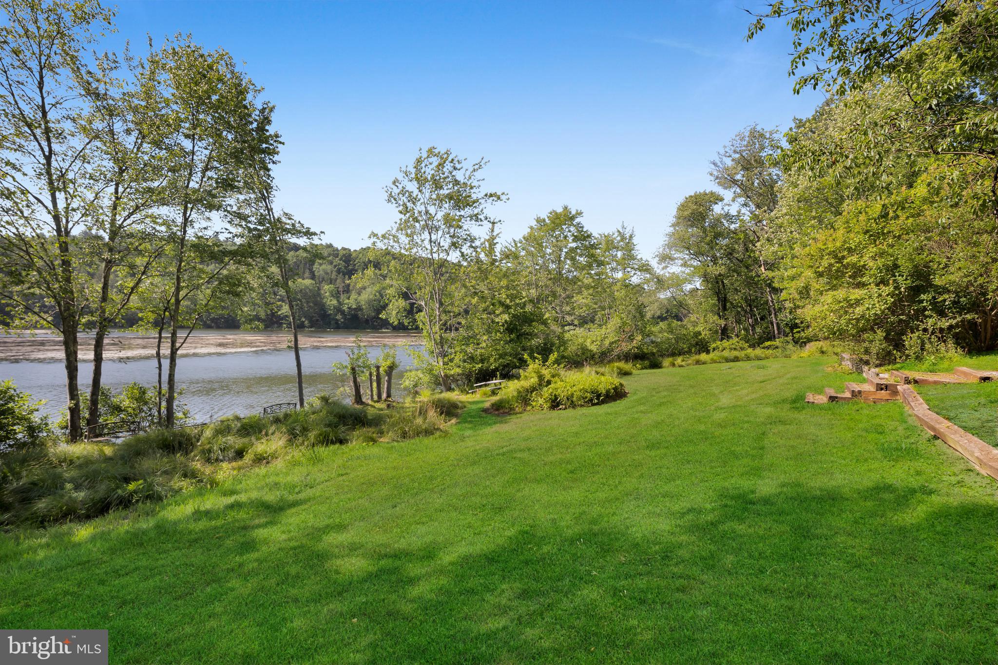 BLUE MOUNTAIN LAKE - Residential