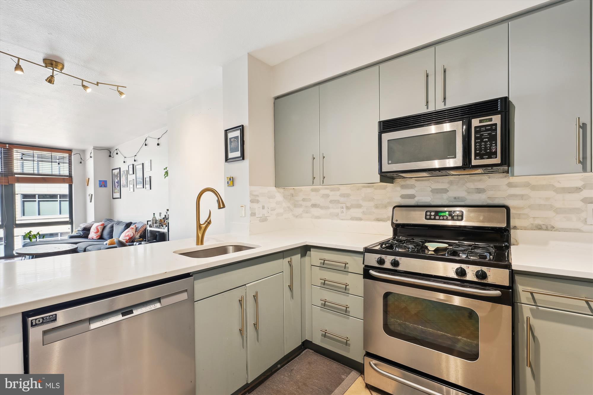 CLARENDON 1021 - Residential Lease