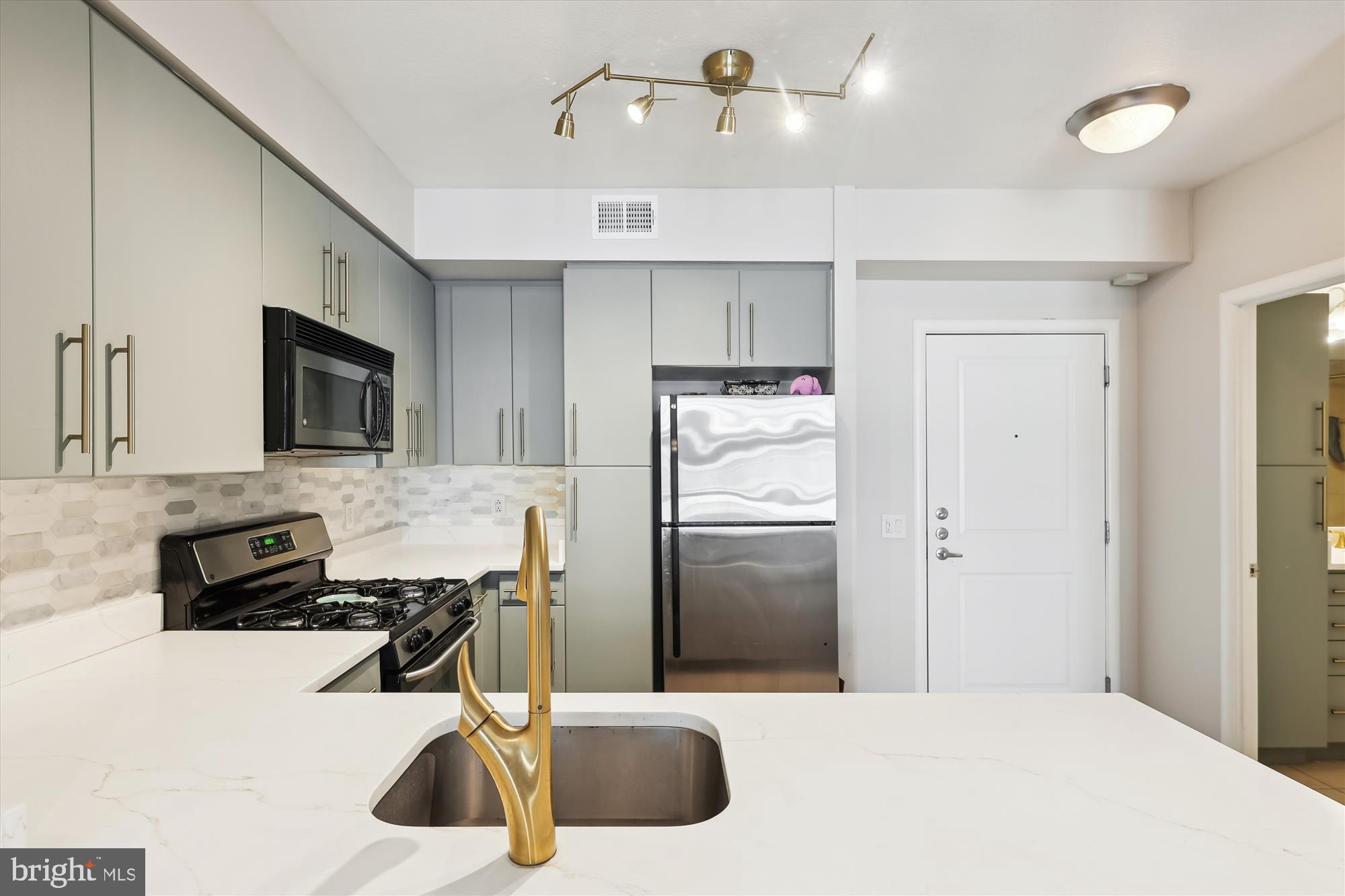 CLARENDON 1021 - Residential Lease