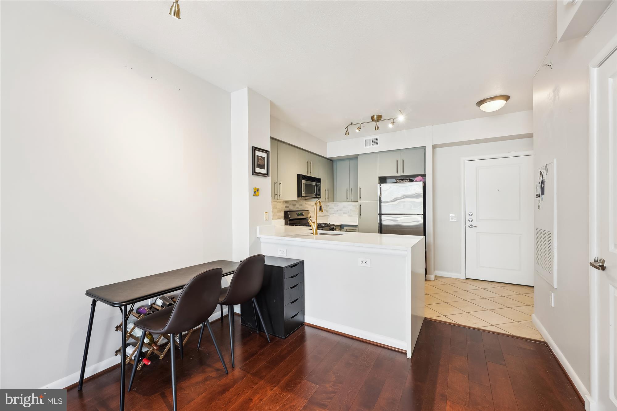 CLARENDON 1021 - Residential Lease