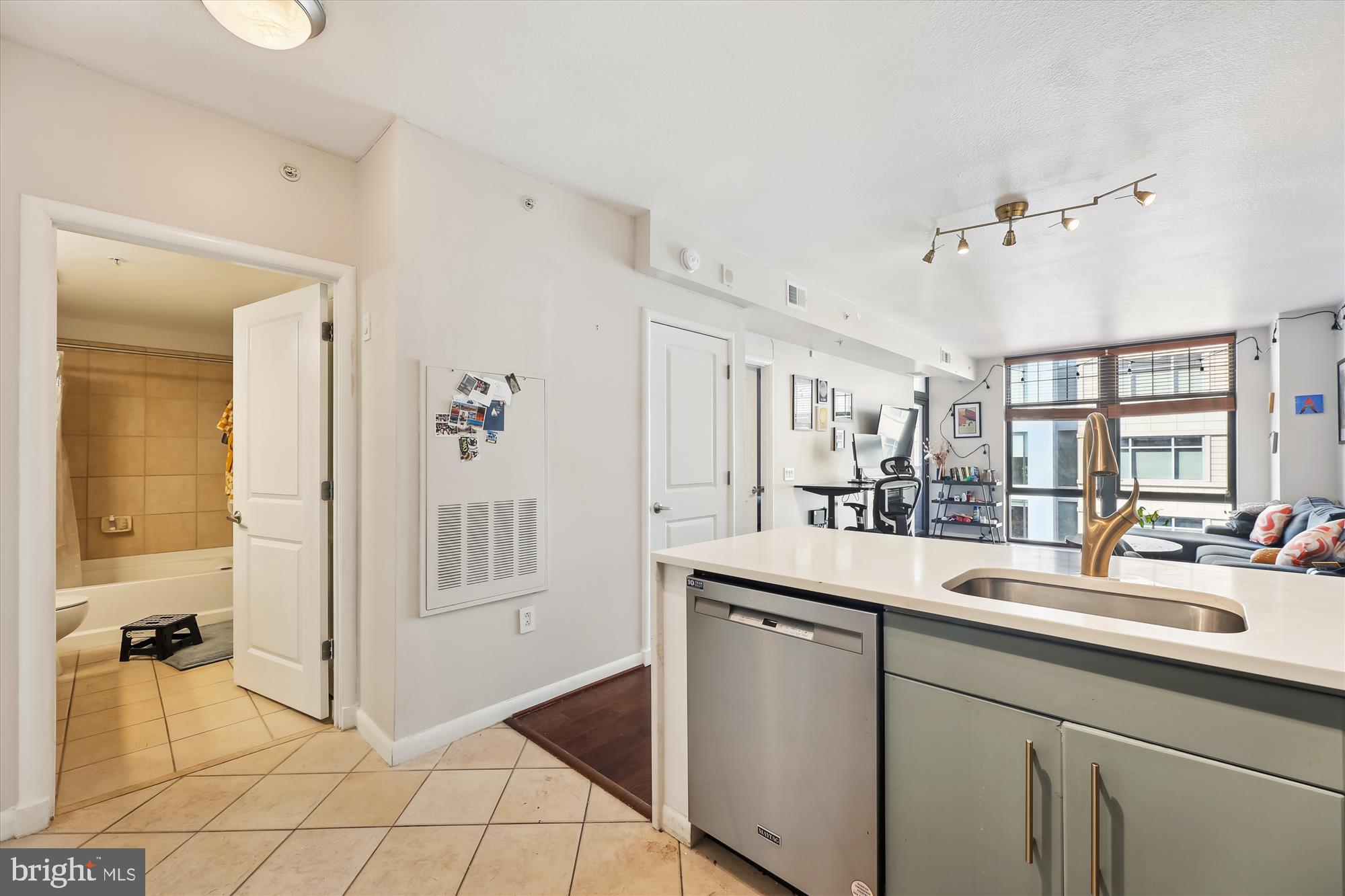 CLARENDON 1021 - Residential Lease