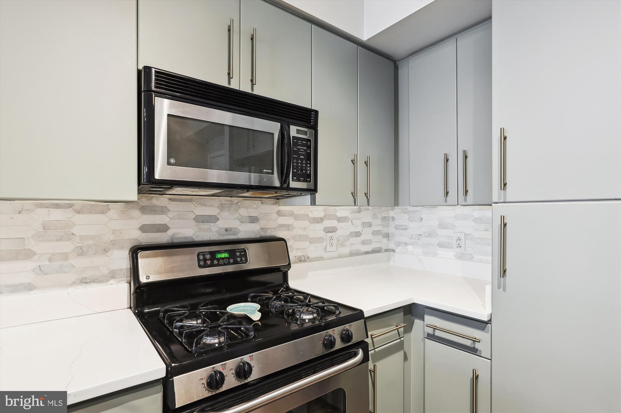 CLARENDON 1021 - Residential Lease