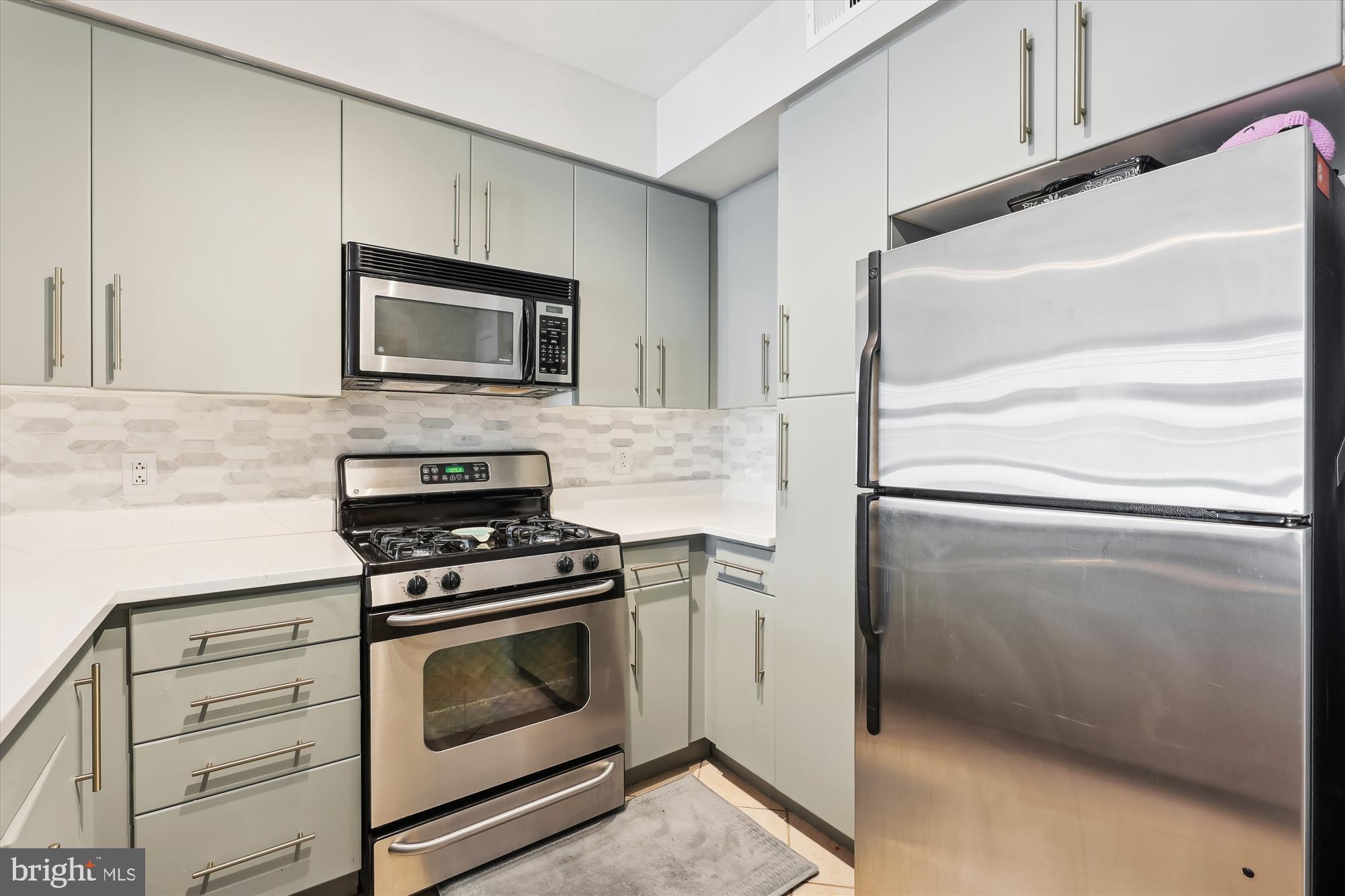 CLARENDON 1021 - Residential Lease