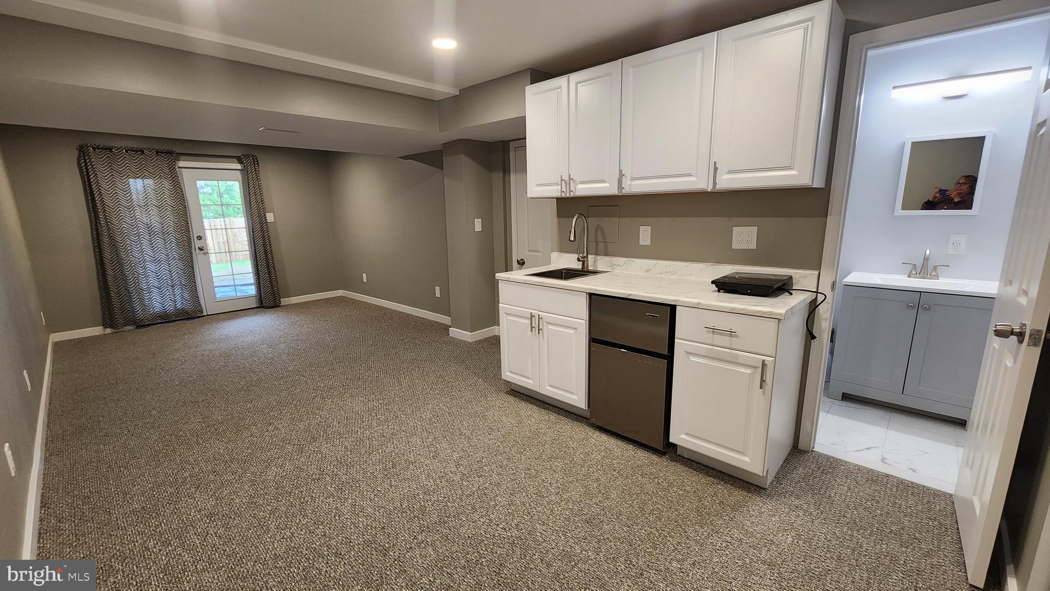 The perfect fit! A totally renovated efficiency basement unit with a beautiful private full bath. Natural colors. Everything is brand new! Private walk-out access to a private fenced yard and patio. Great with natural light.  There's access to a  shared full laundry facility. Internet available. Includes utilities.
