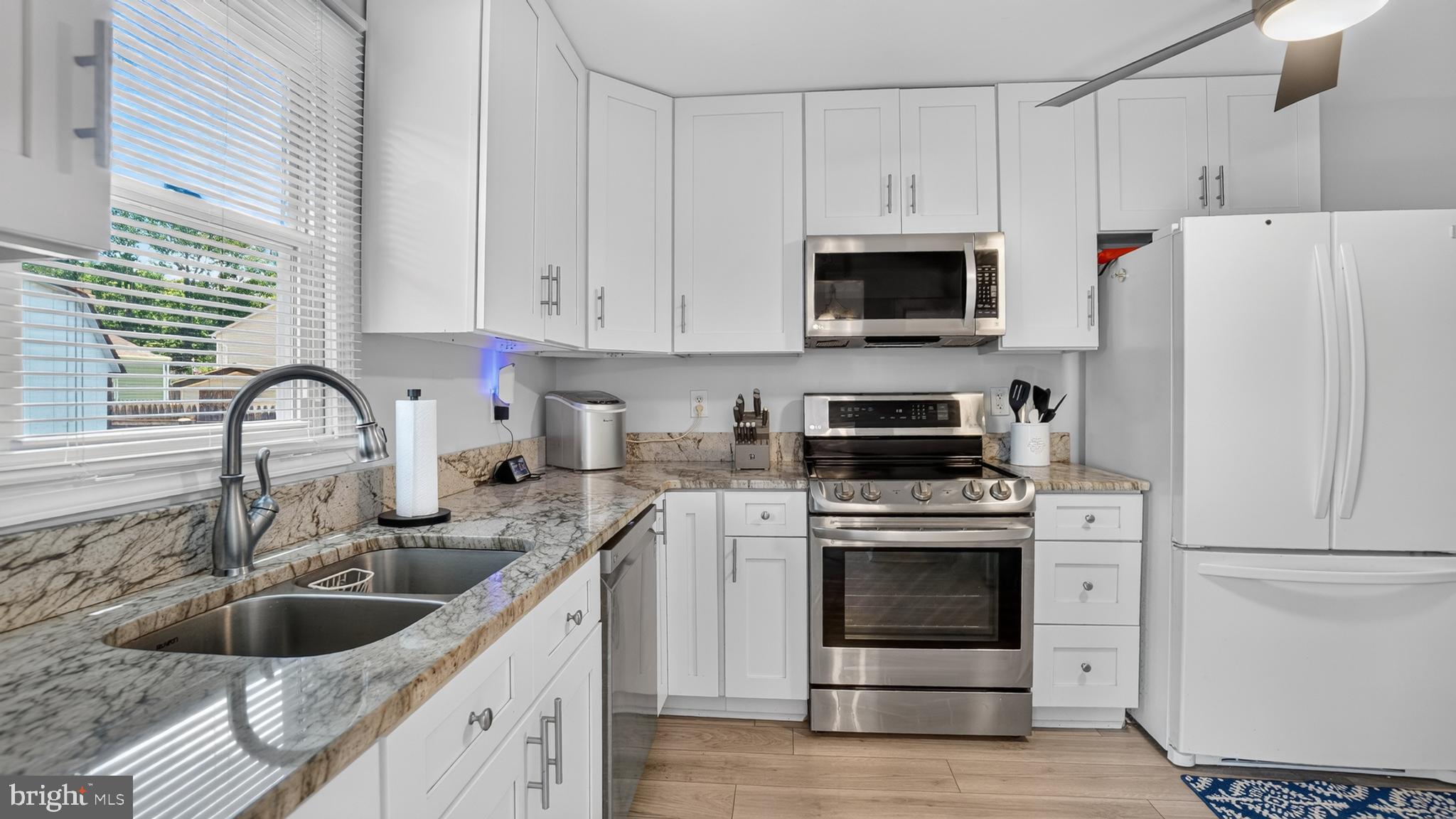WOODLAND BEACH - Residential