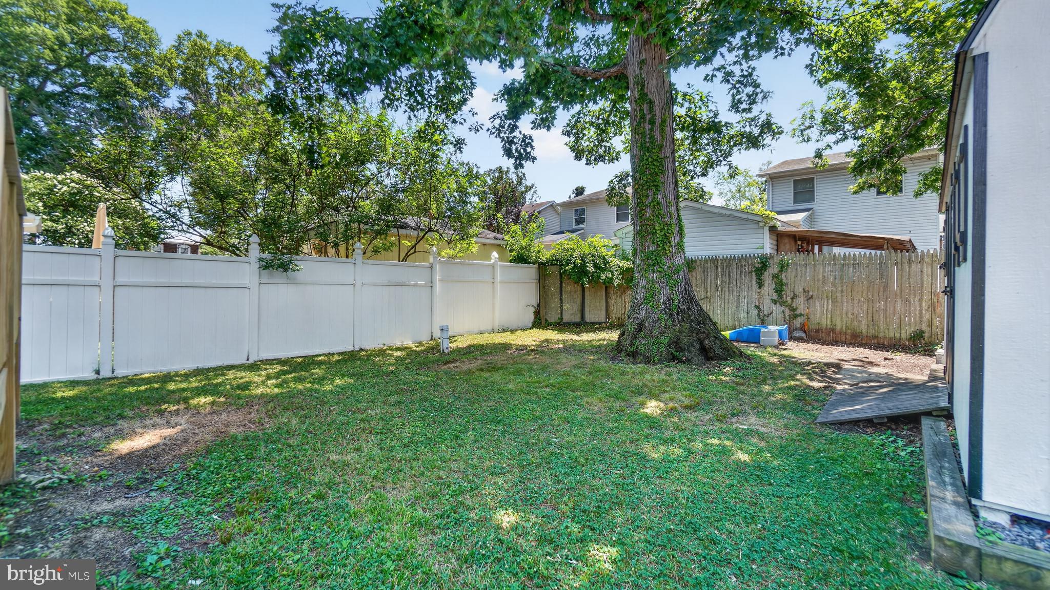 WOODLAND BEACH - Residential