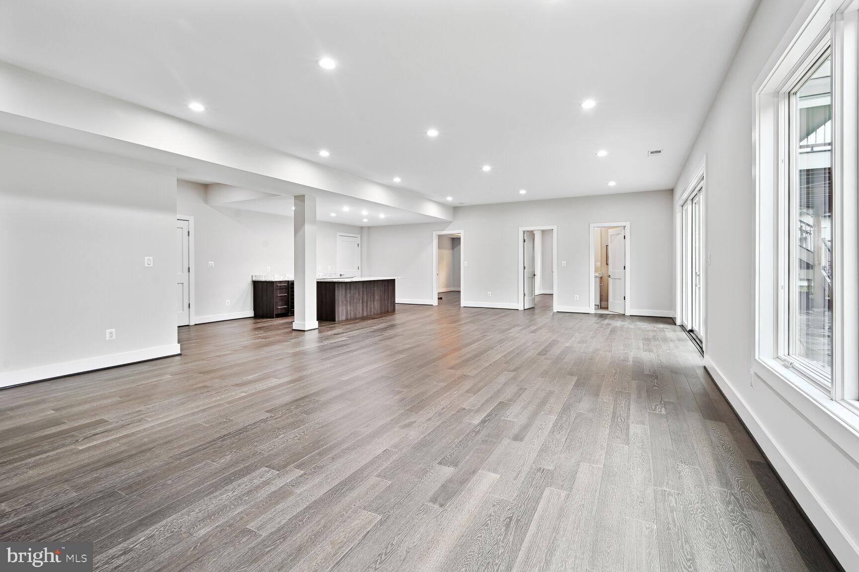 MCLEAN MANOR - Residential
