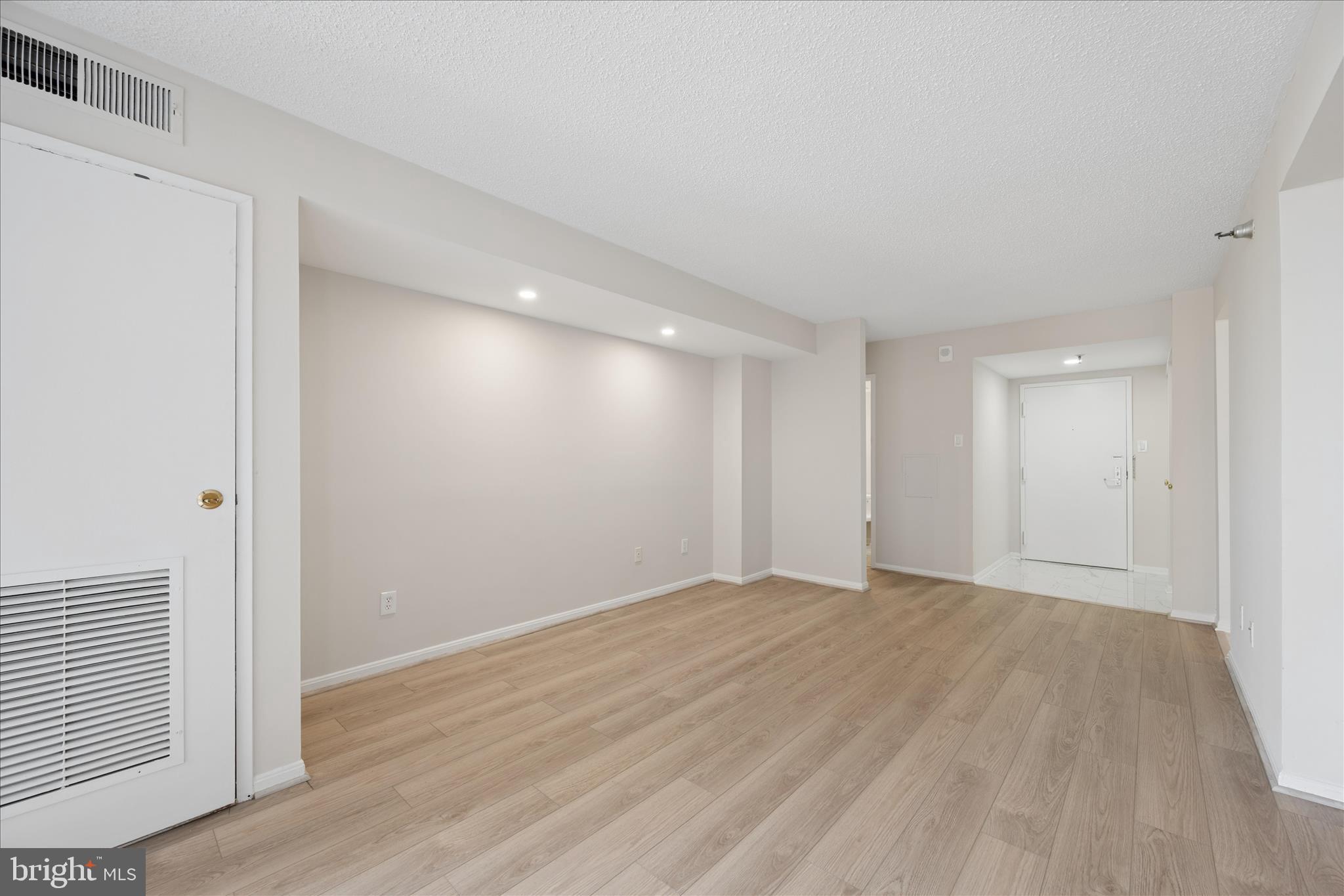 CHELSEA TOWERS - Residential