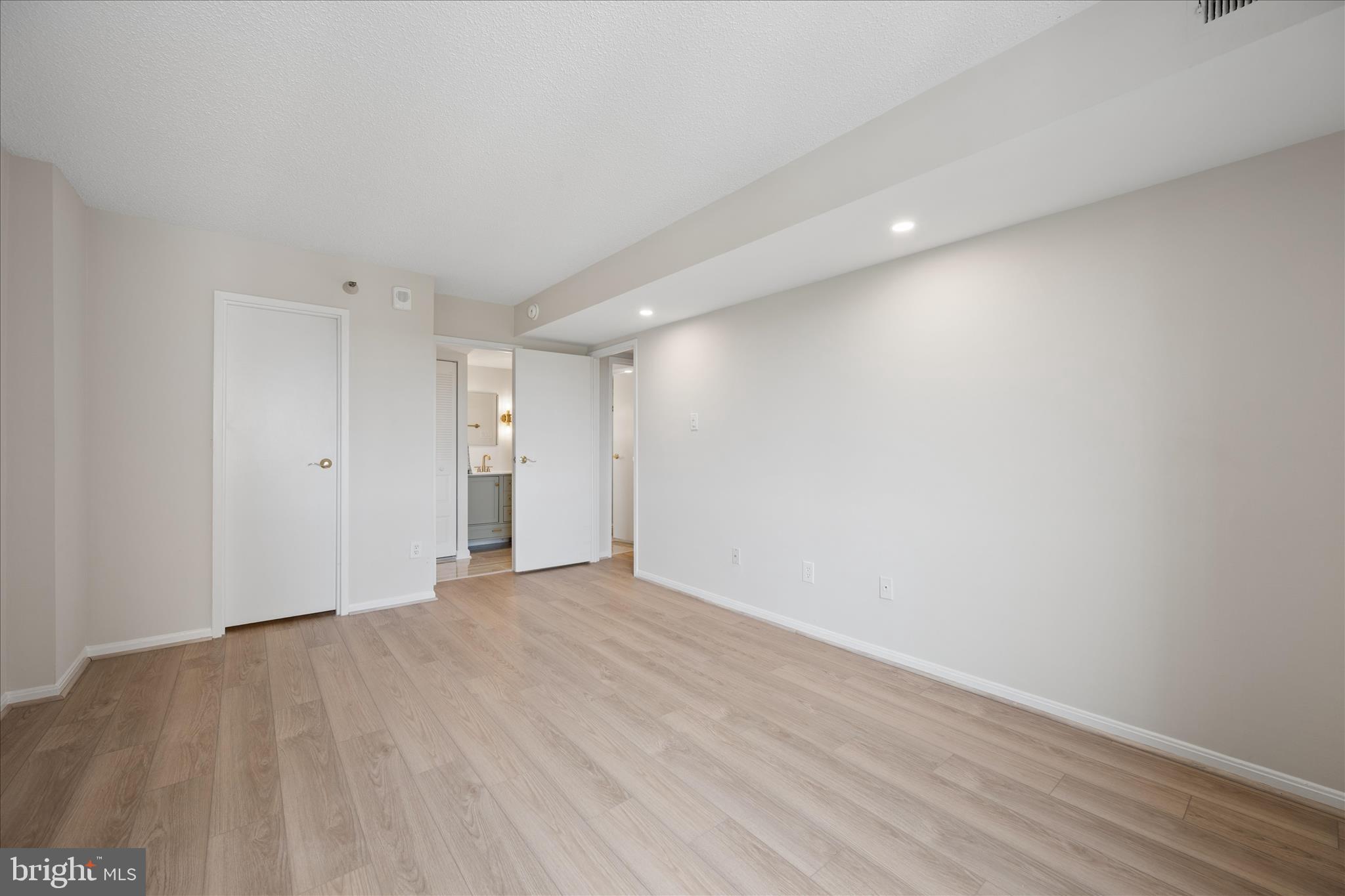 CHELSEA TOWERS - Residential