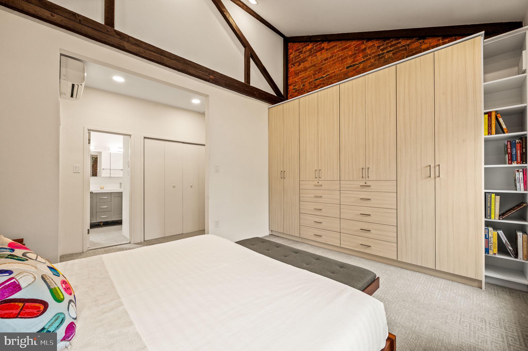 LOGAN SQUARE - Residential